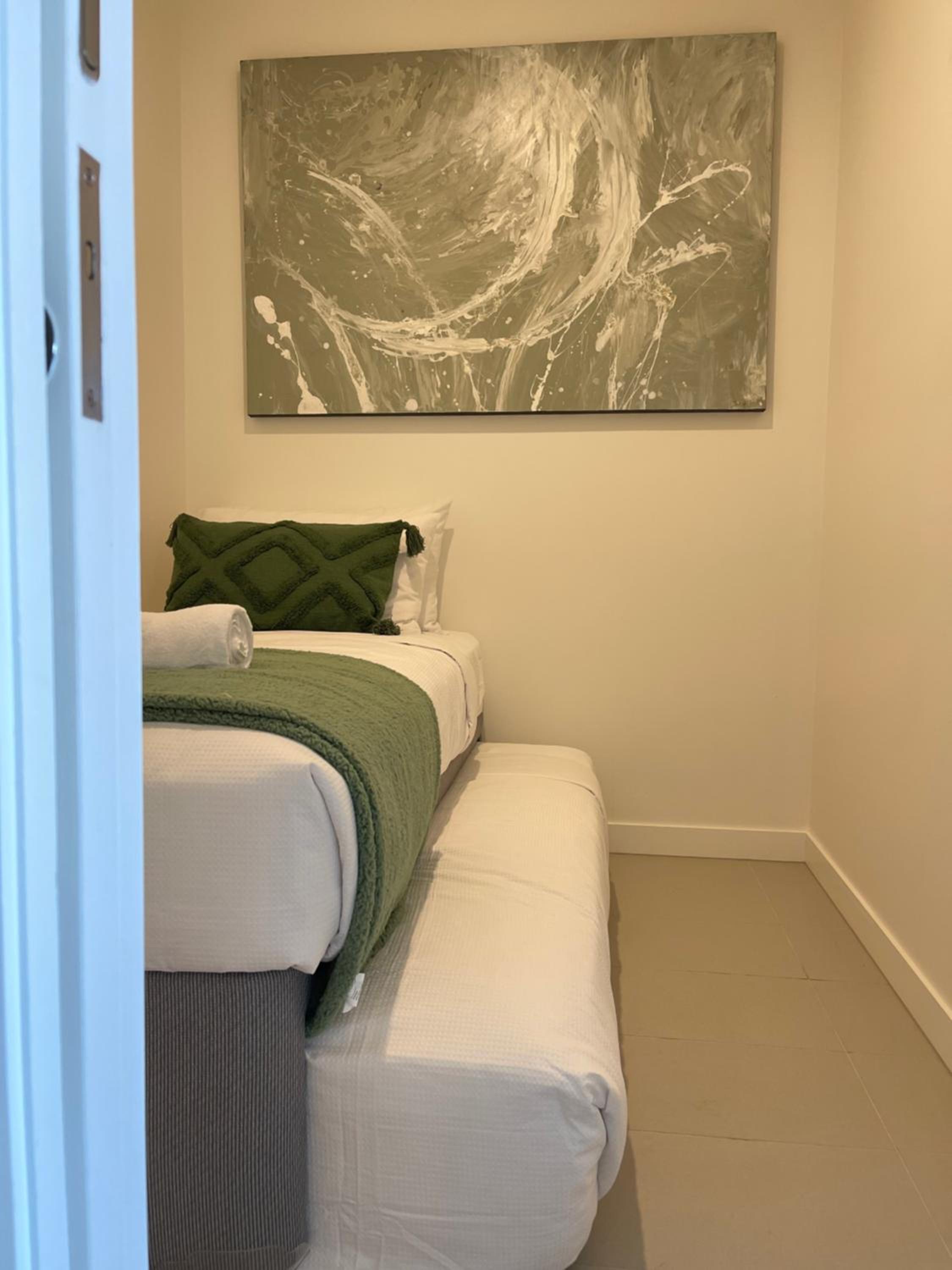 Top-floor Luxe Stay in the City Free parking, pool, gym, wifi