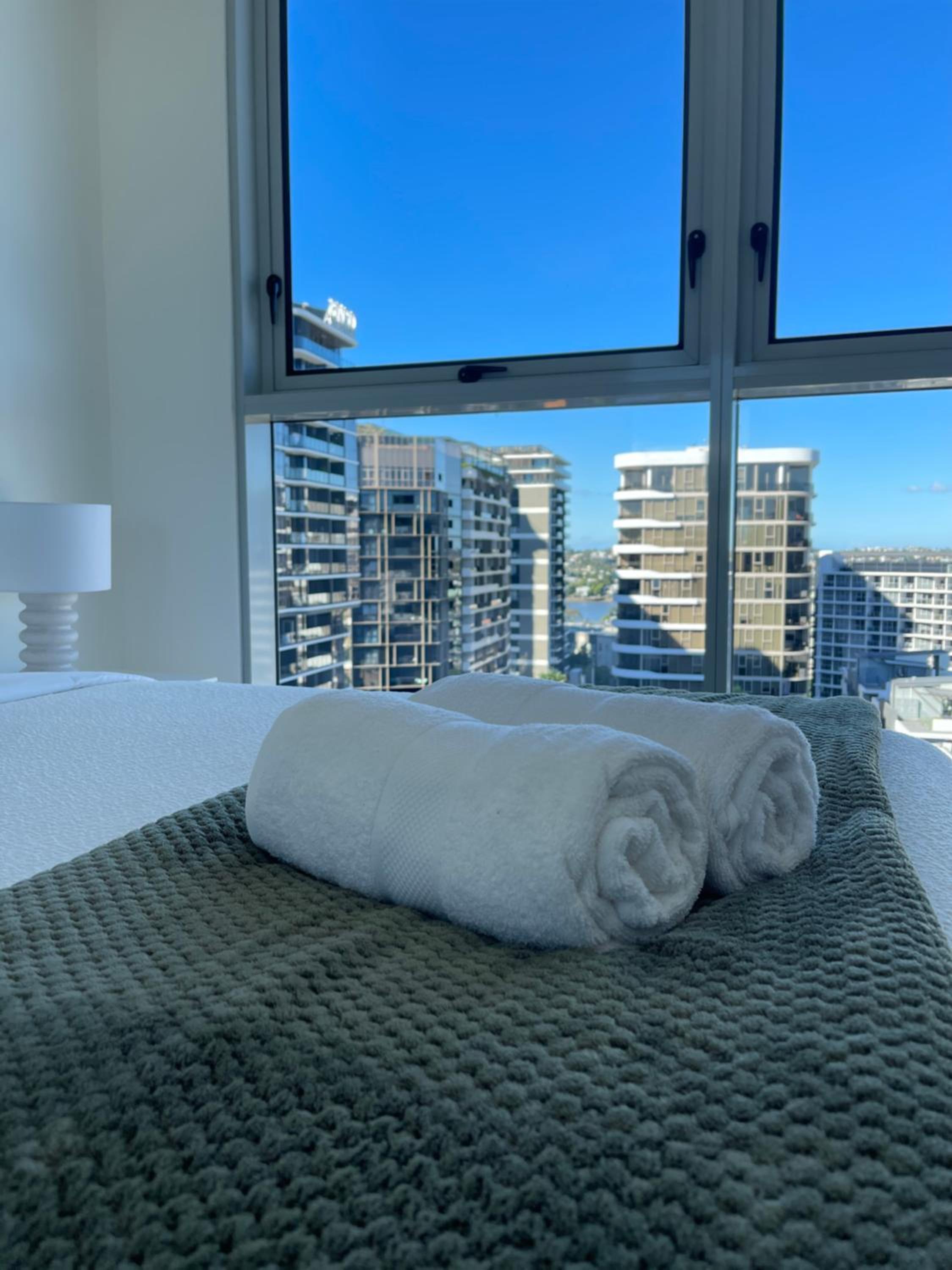 Top-floor Luxe Stay in the City Free parking, pool, gym, wifi