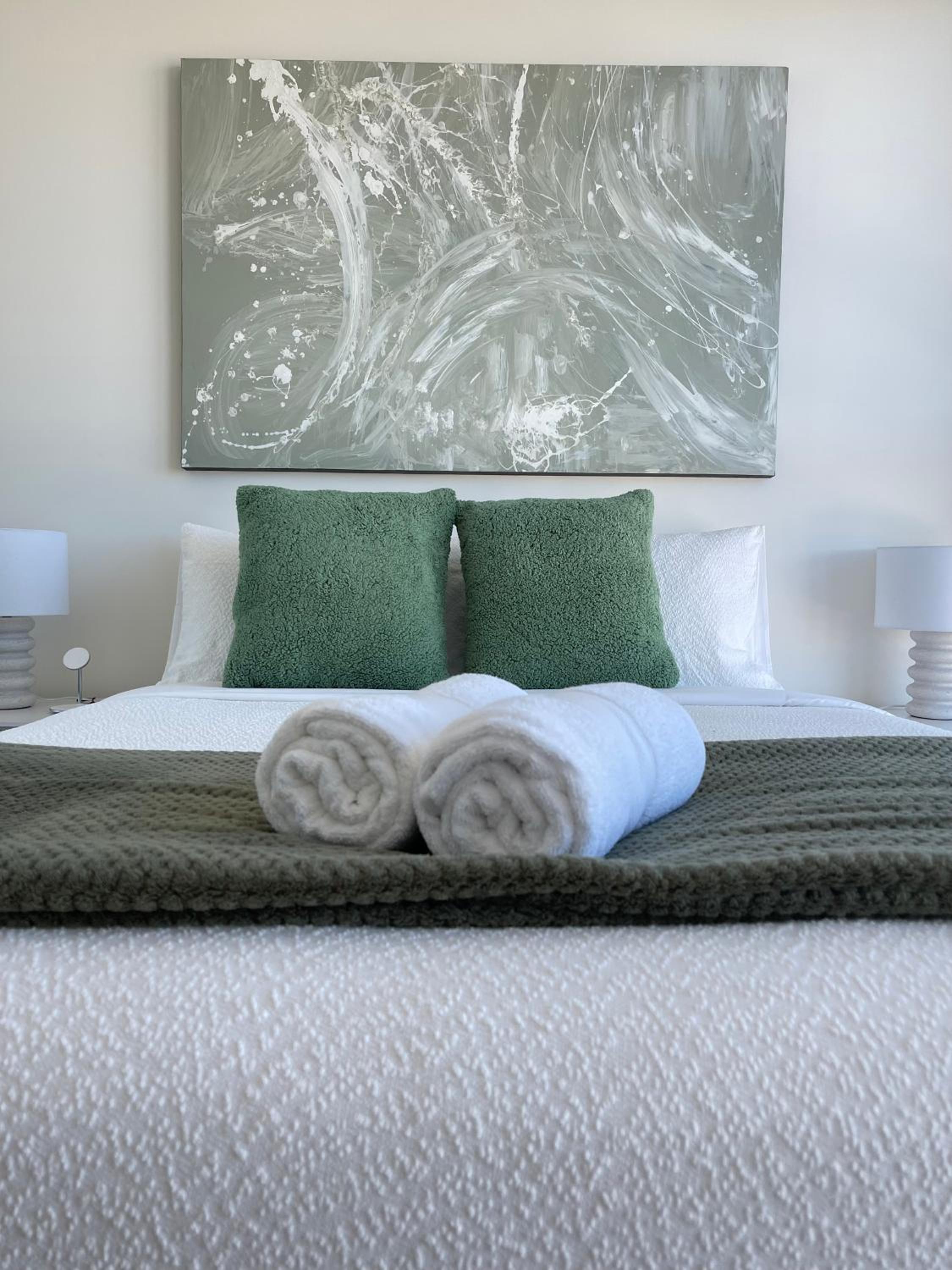 Top-floor Luxe Stay in the City Free parking, pool, gym, wifi
