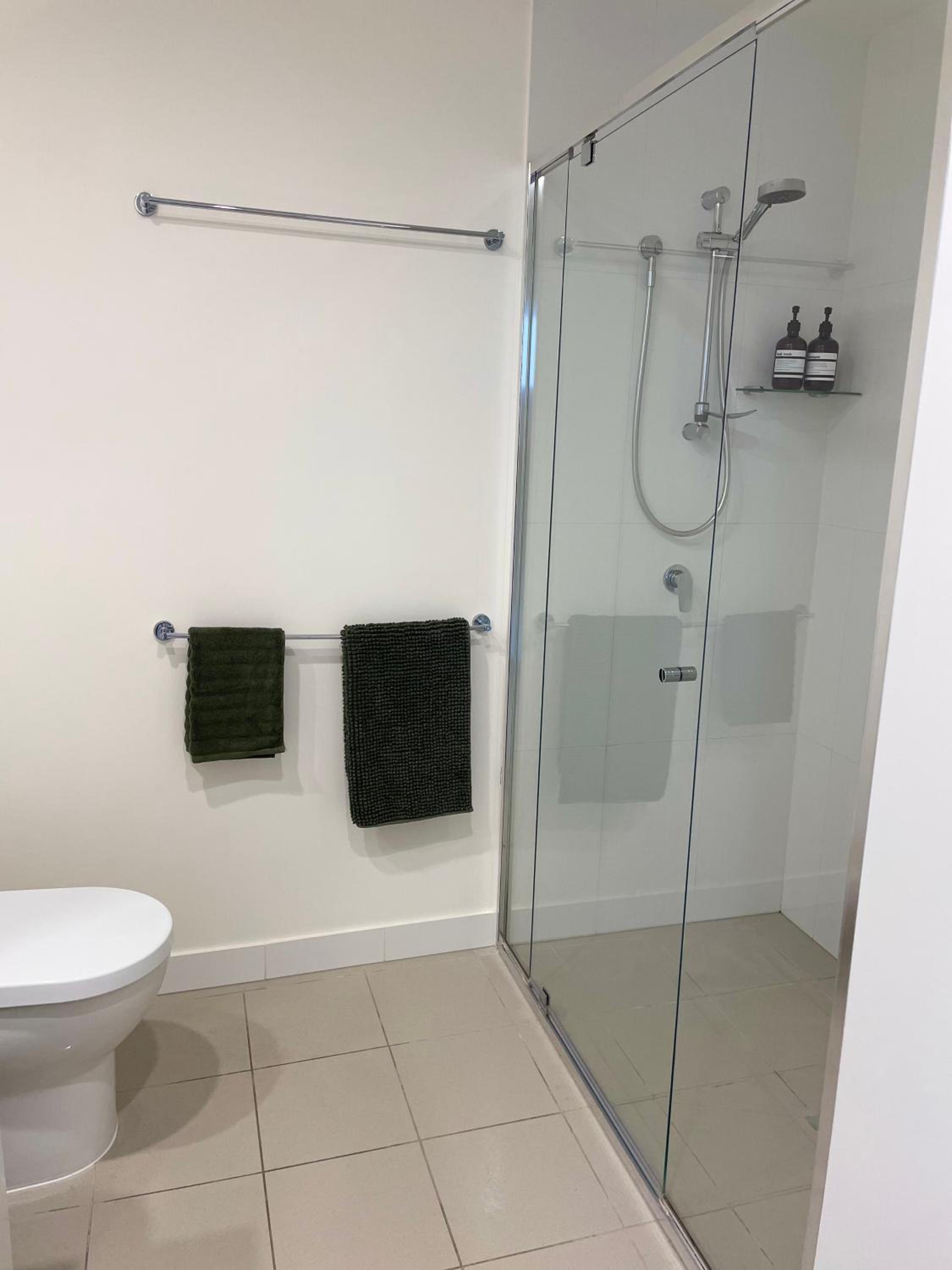 Top-floor Luxe Stay in the City Free parking, pool, gym, wifi