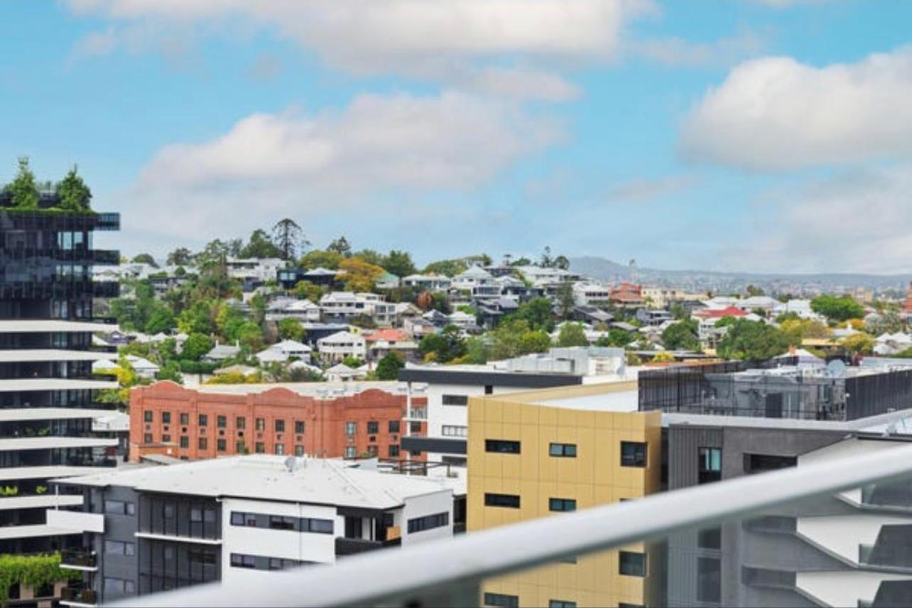 Top-floor Luxe Stay in the City Free parking, pool, gym, wifi