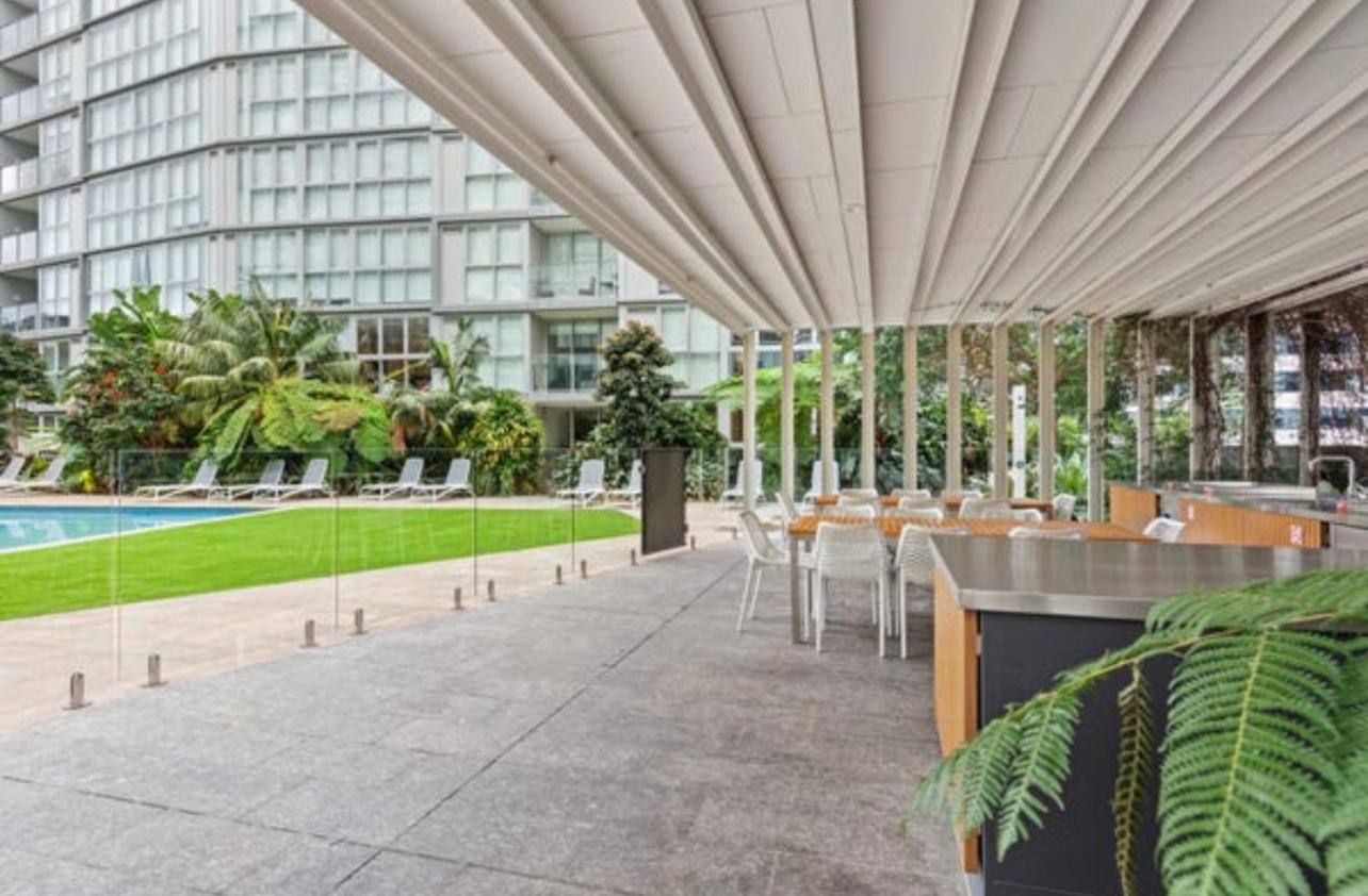 Top-floor Luxe Stay in the City Free parking, pool, gym, wifi