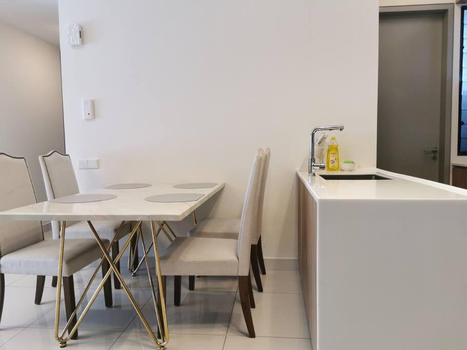 Cardiff 3 BedRoom Millerz Square, MidValley
