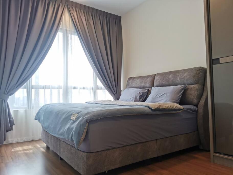 Cardiff 3 BedRoom Millerz Square, MidValley