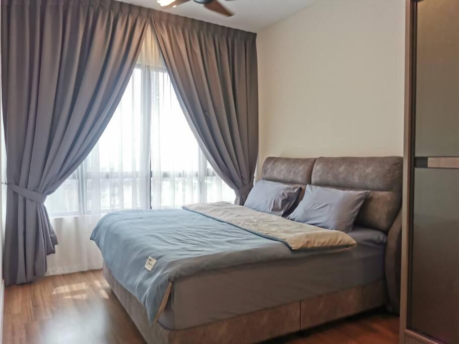 Cardiff 3 BedRoom Millerz Square, MidValley