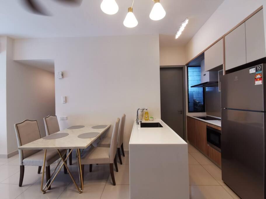 Cardiff 3 BedRoom Millerz Square, MidValley