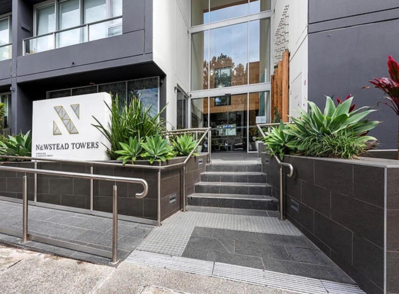 Hotel Top-floor Luxe Stay in the City Free parking, pool, gym, wifi - Image 1