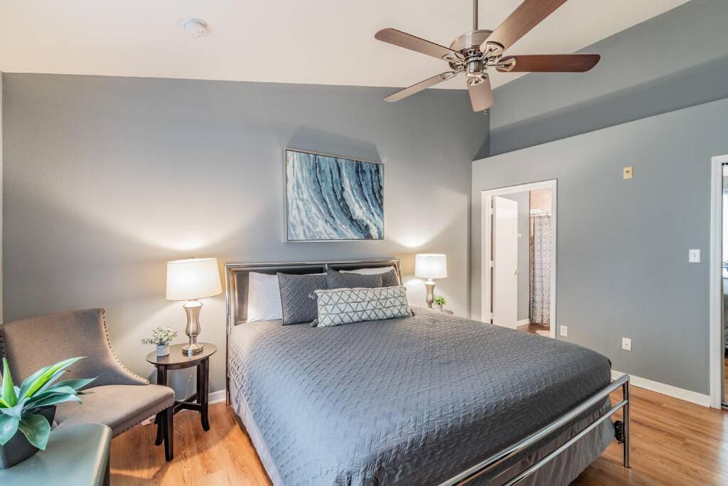 FABULOUS New Decor, Near Dis, Fireplace, Star Wars Children's BR, Next To Pool, LOW rates! view 3