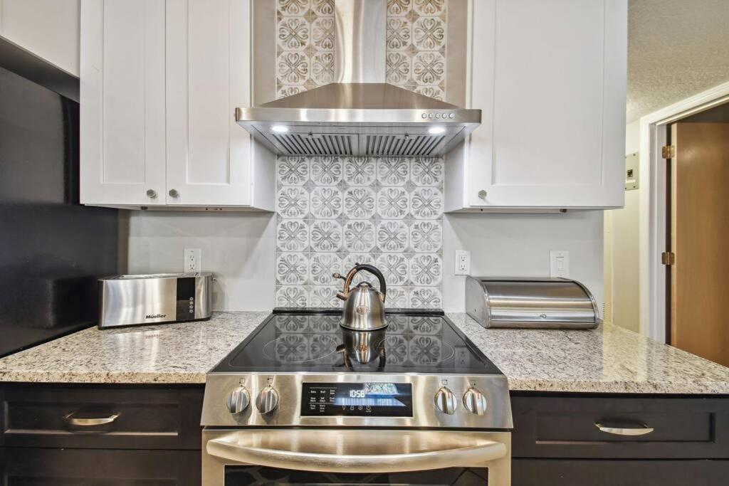 SPECTACULAR, NEW Professional Decor, Near Dis, NO Steps, Pool, Patio, LOW Rates! view 2