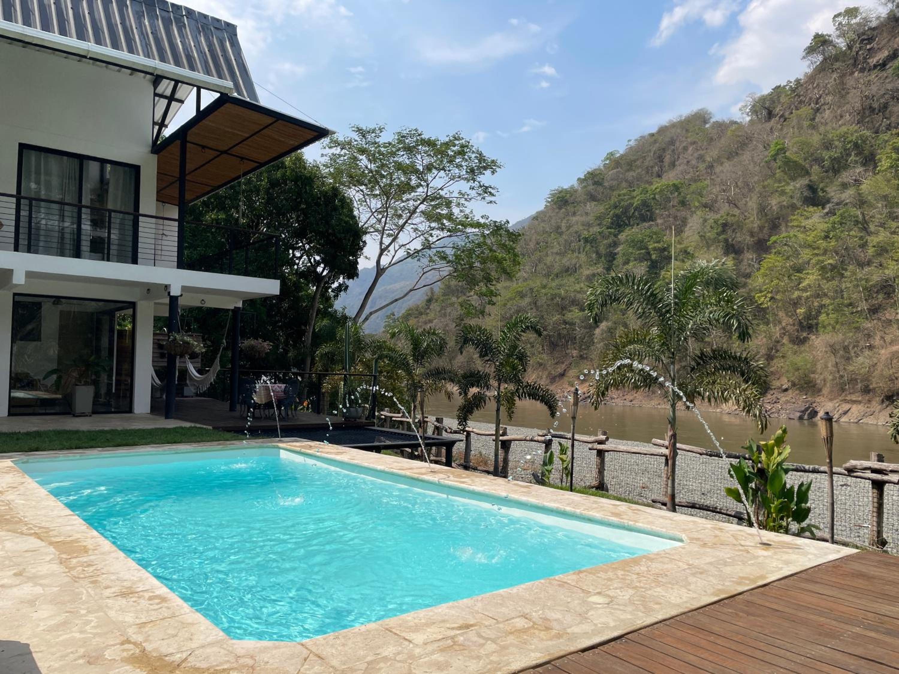 Casa junto al río en Bolombolo