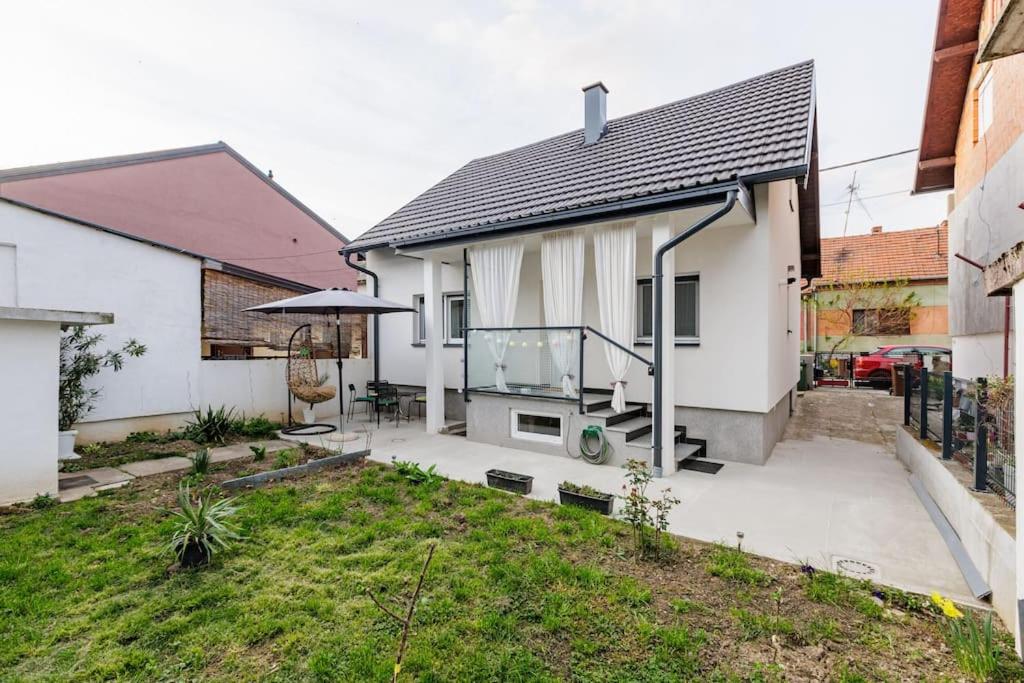 Cozy 2-bedroom house with garden view 4