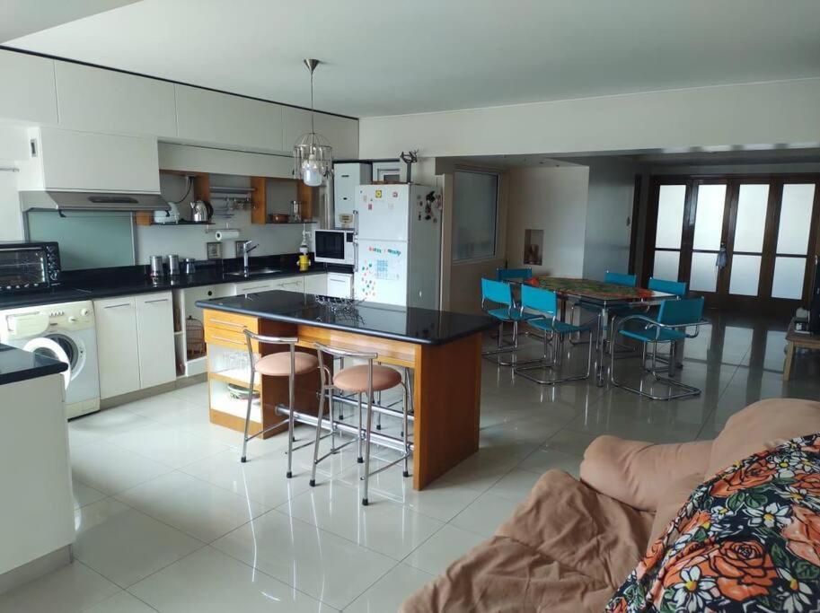 Espacioso departamento céntrico.