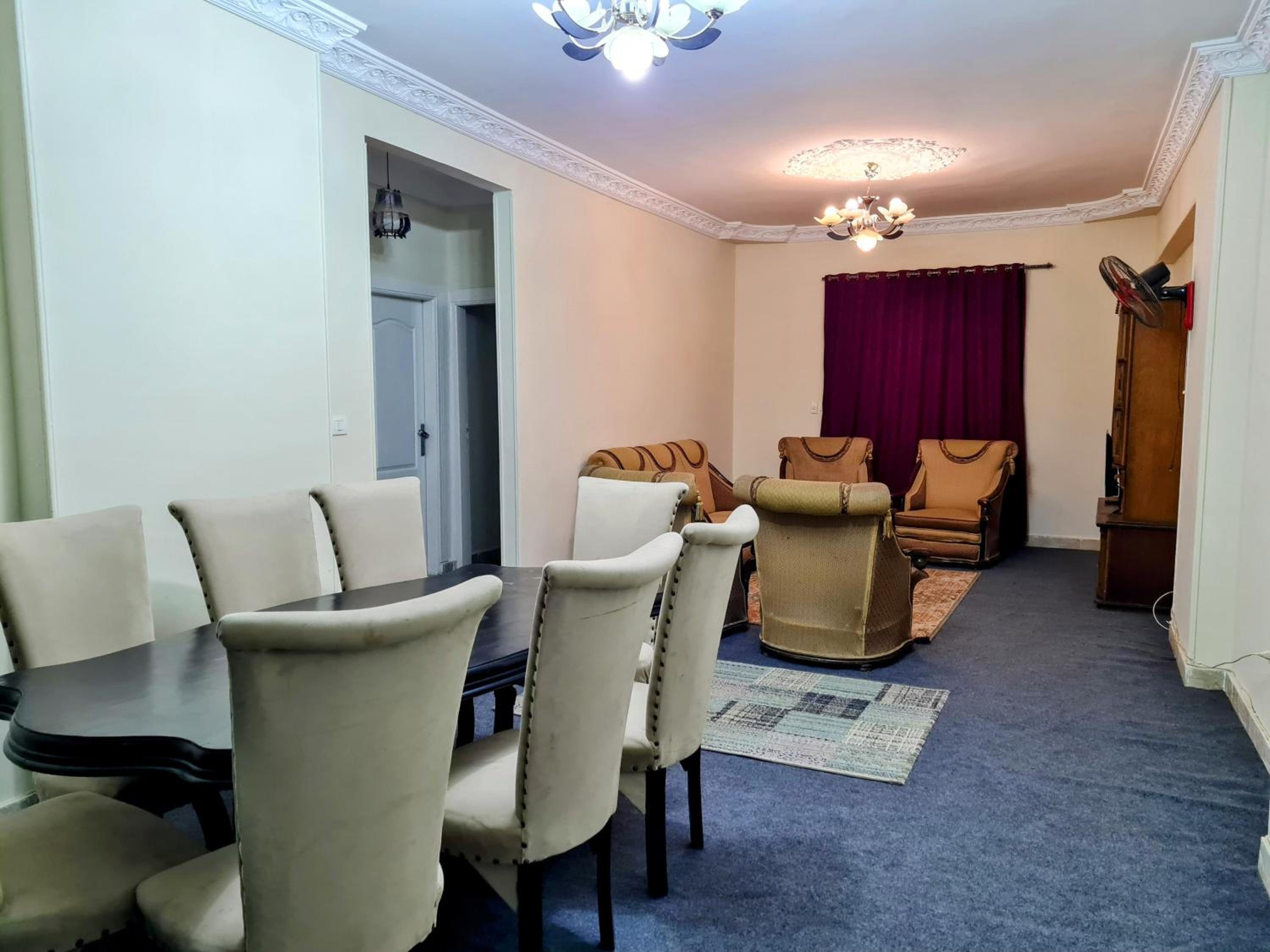 Complex Apts Near AUC And Malls