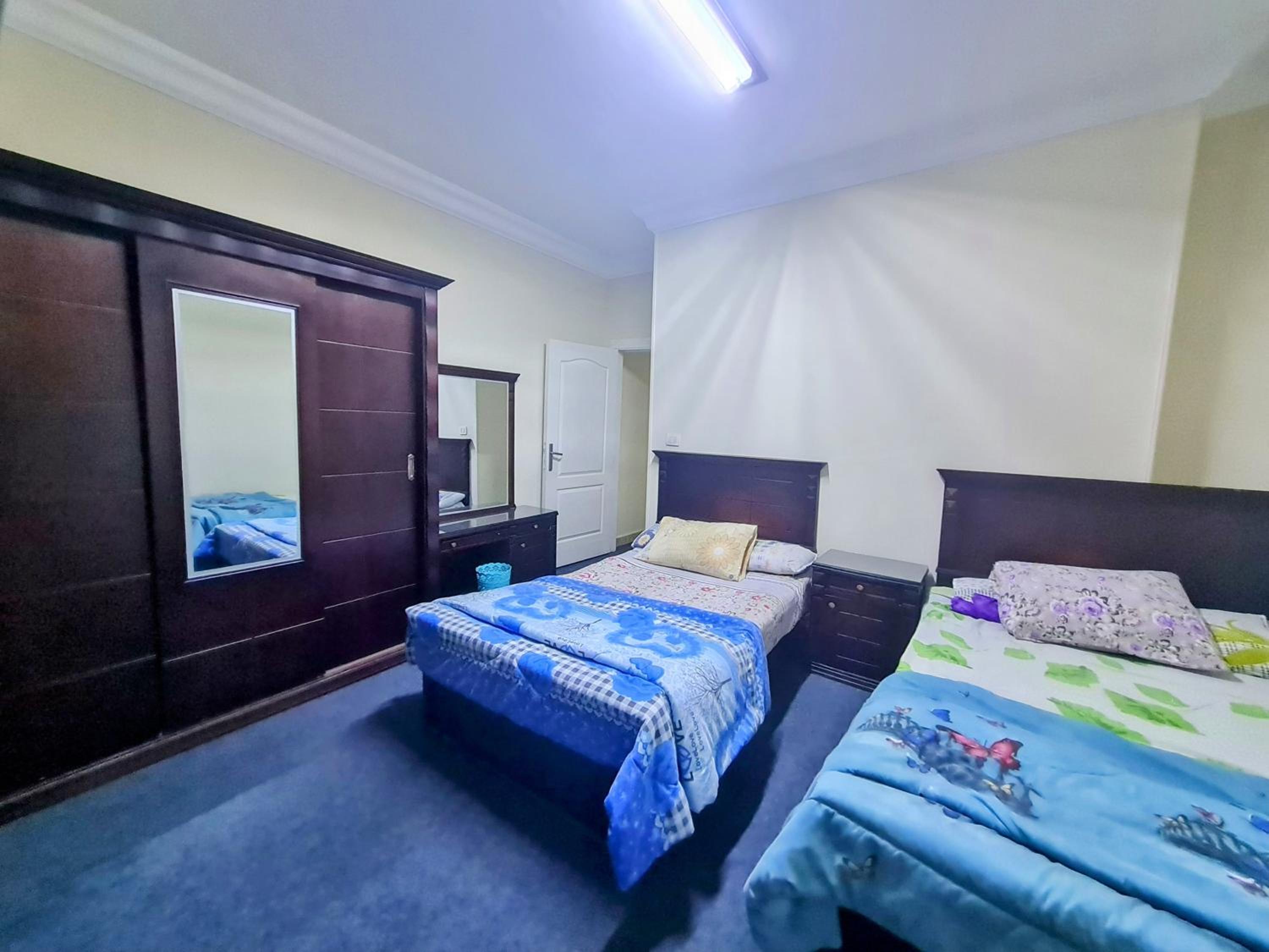 Complex Apts Near AUC And Malls