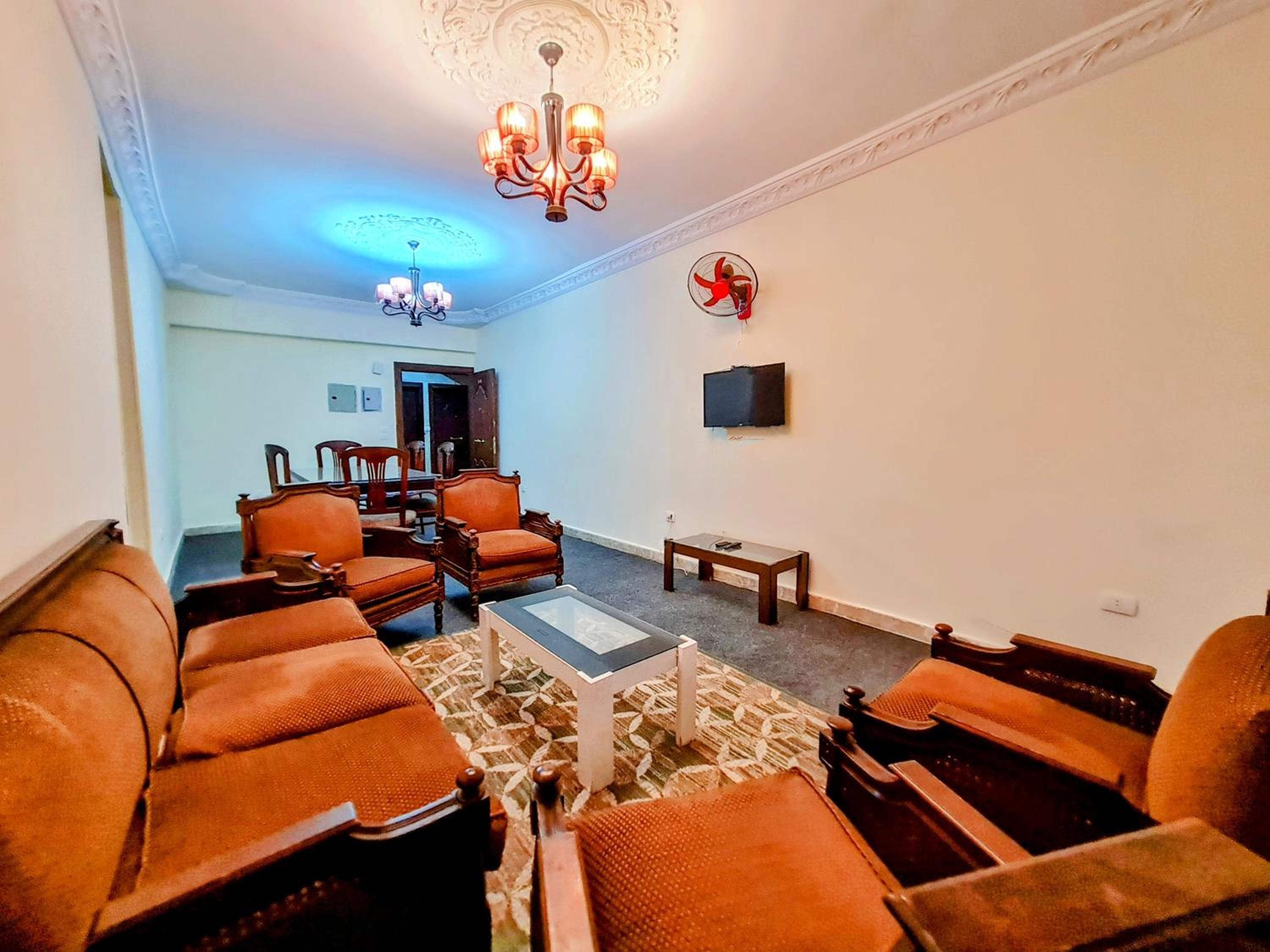 Complex Apts Near AUC And Malls