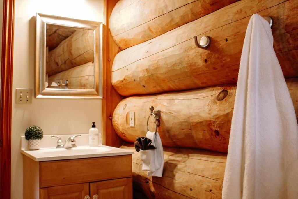 Cedar Crest Lodge Lake on the Mountain Resort