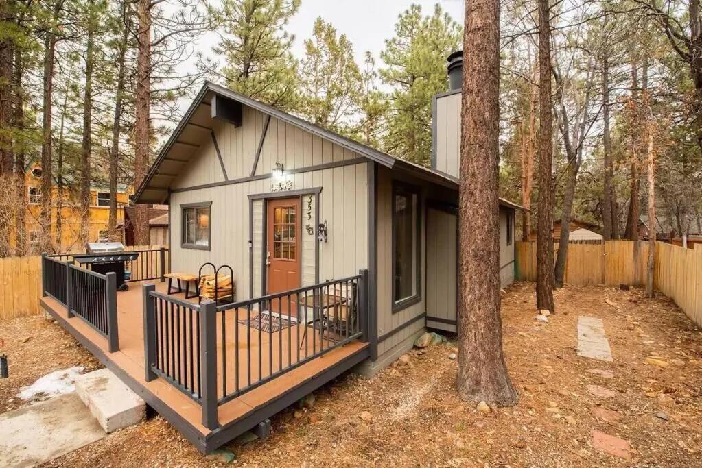 NEW Cozy Pines Cottage and Fire pit view 3