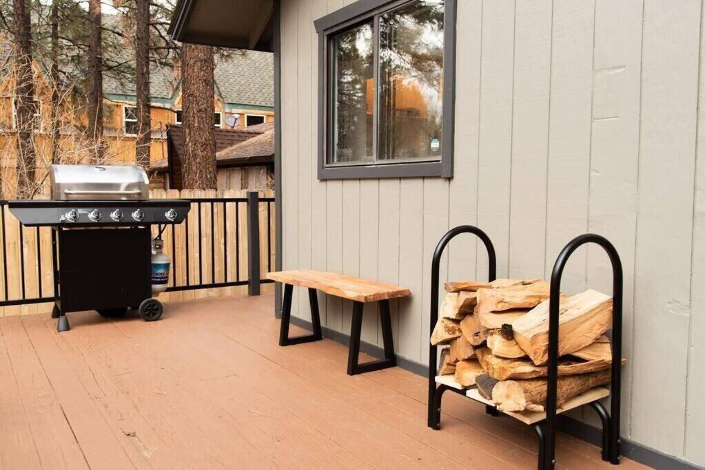 NEW Cozy Pines Cottage and Fire pit view 4