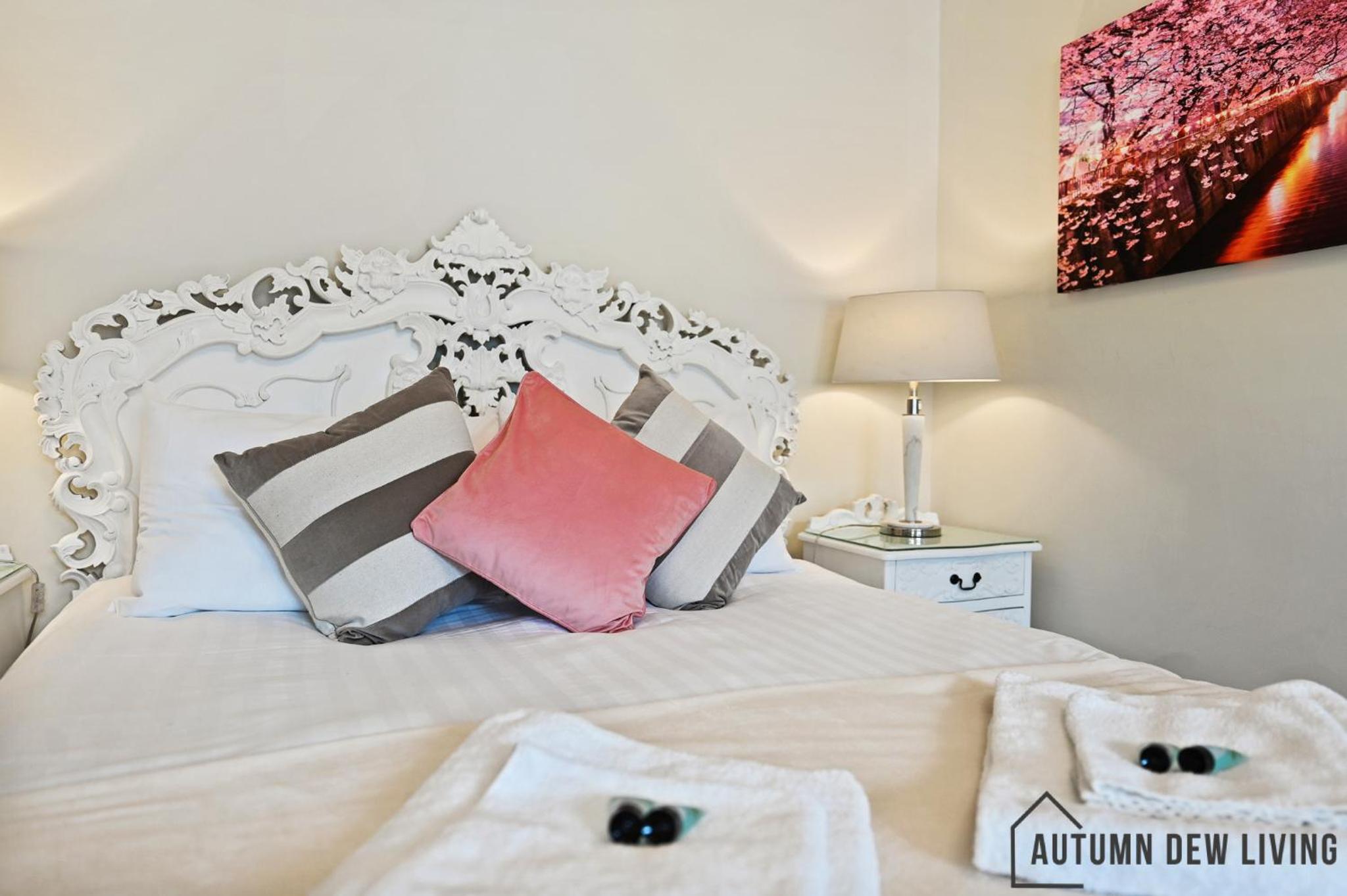 beautiful 2 king size beds 2 bath- sleeps 5 in Earls Court