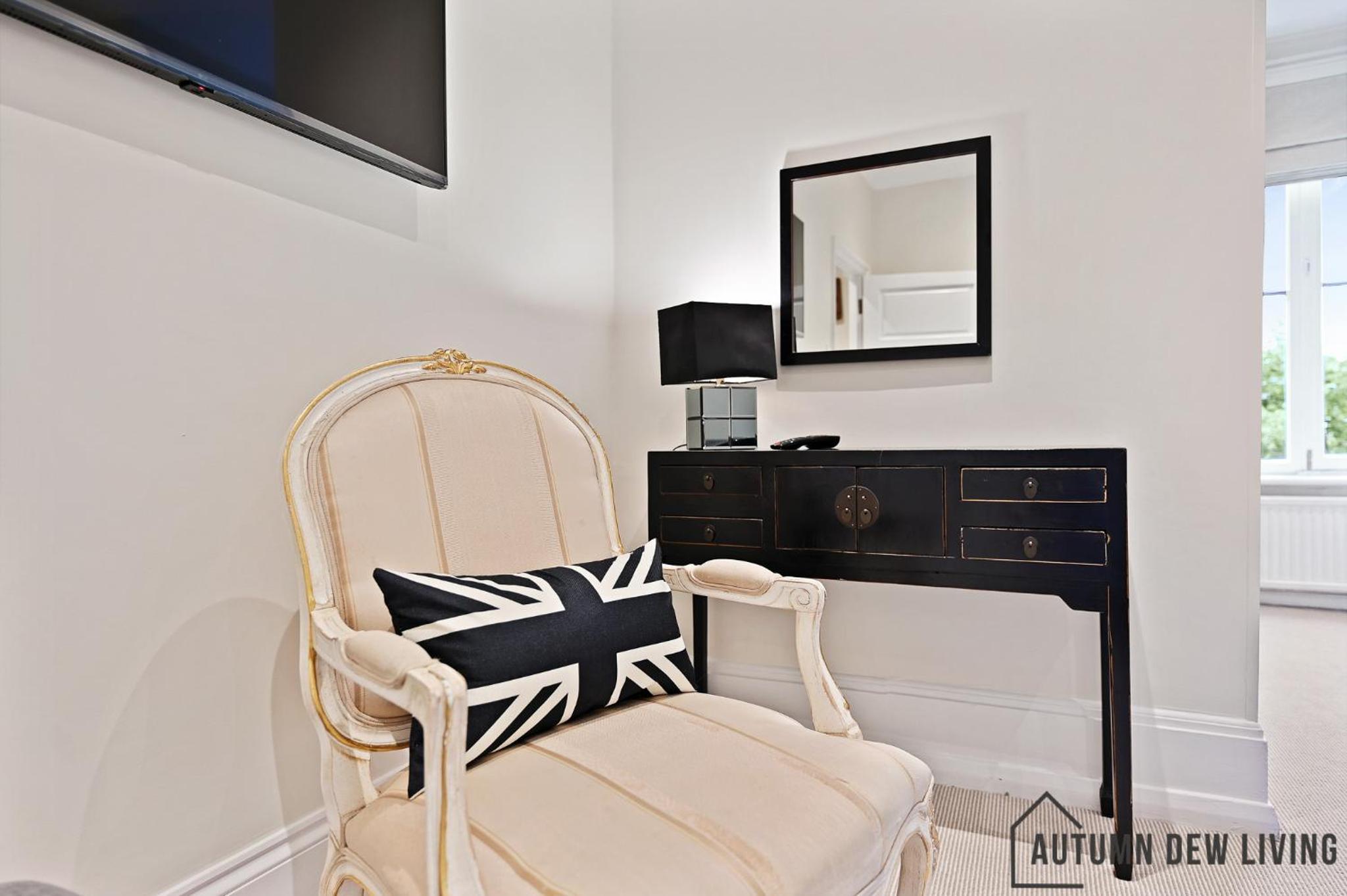 beautiful 2 king size beds 2 bath- sleeps 5 in Earls Court