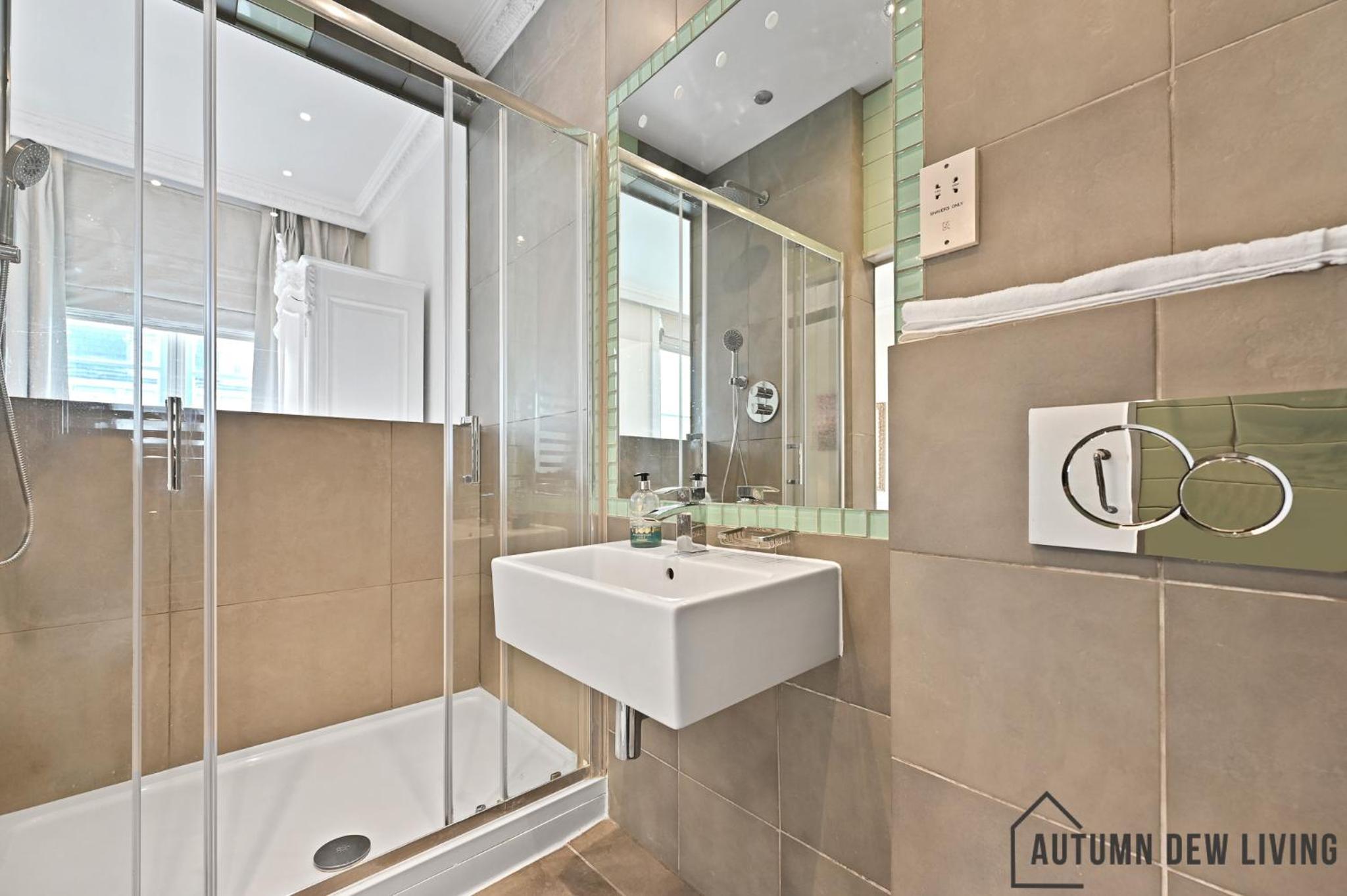 beautiful 2 king size beds 2 bath- sleeps 5 in Earls Court