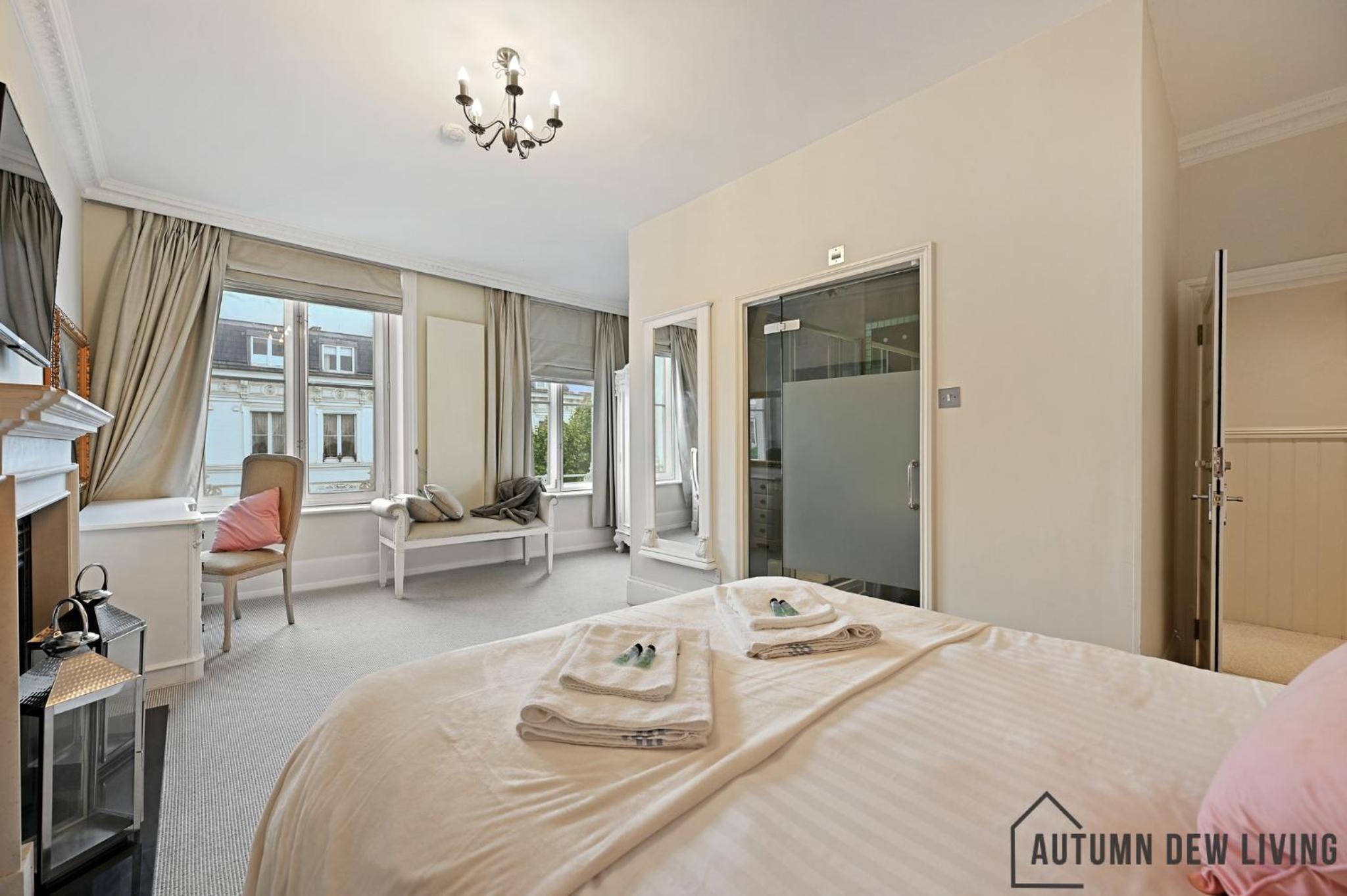 beautiful 2 king size beds 2 bath- sleeps 5 in Earls Court