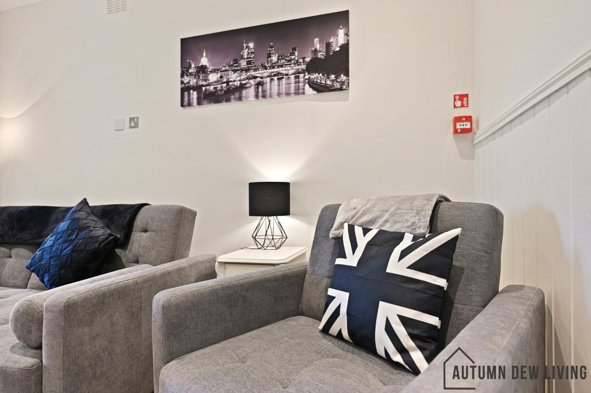 beautiful 2 king size beds 2 bath- sleeps 5 in Earls Court