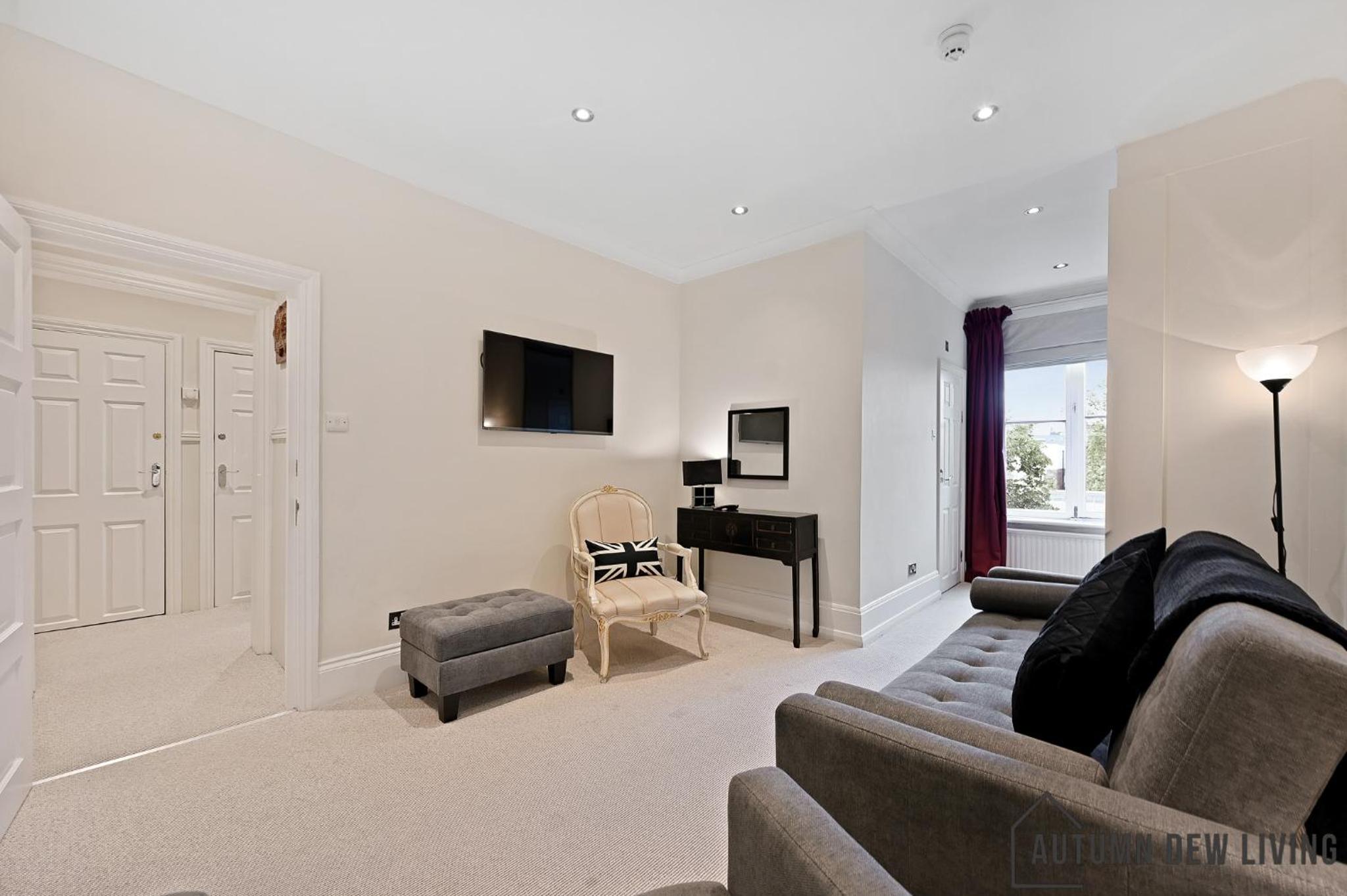 beautiful 2 king size beds 2 bath- sleeps 5 in Earls Court