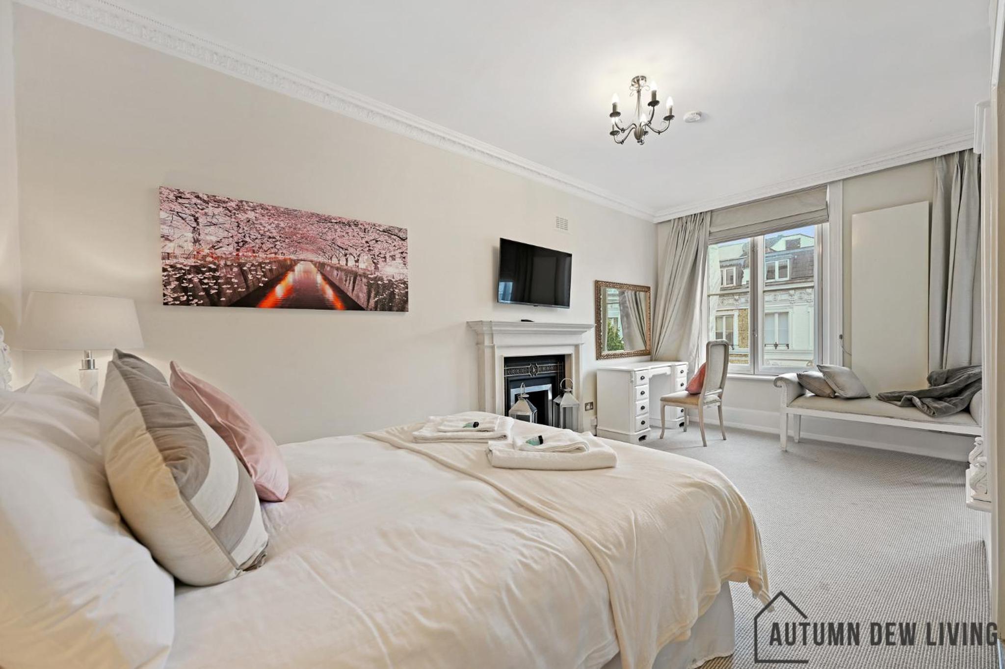 beautiful 2 king size beds 2 bath- sleeps 5 in Earls Court