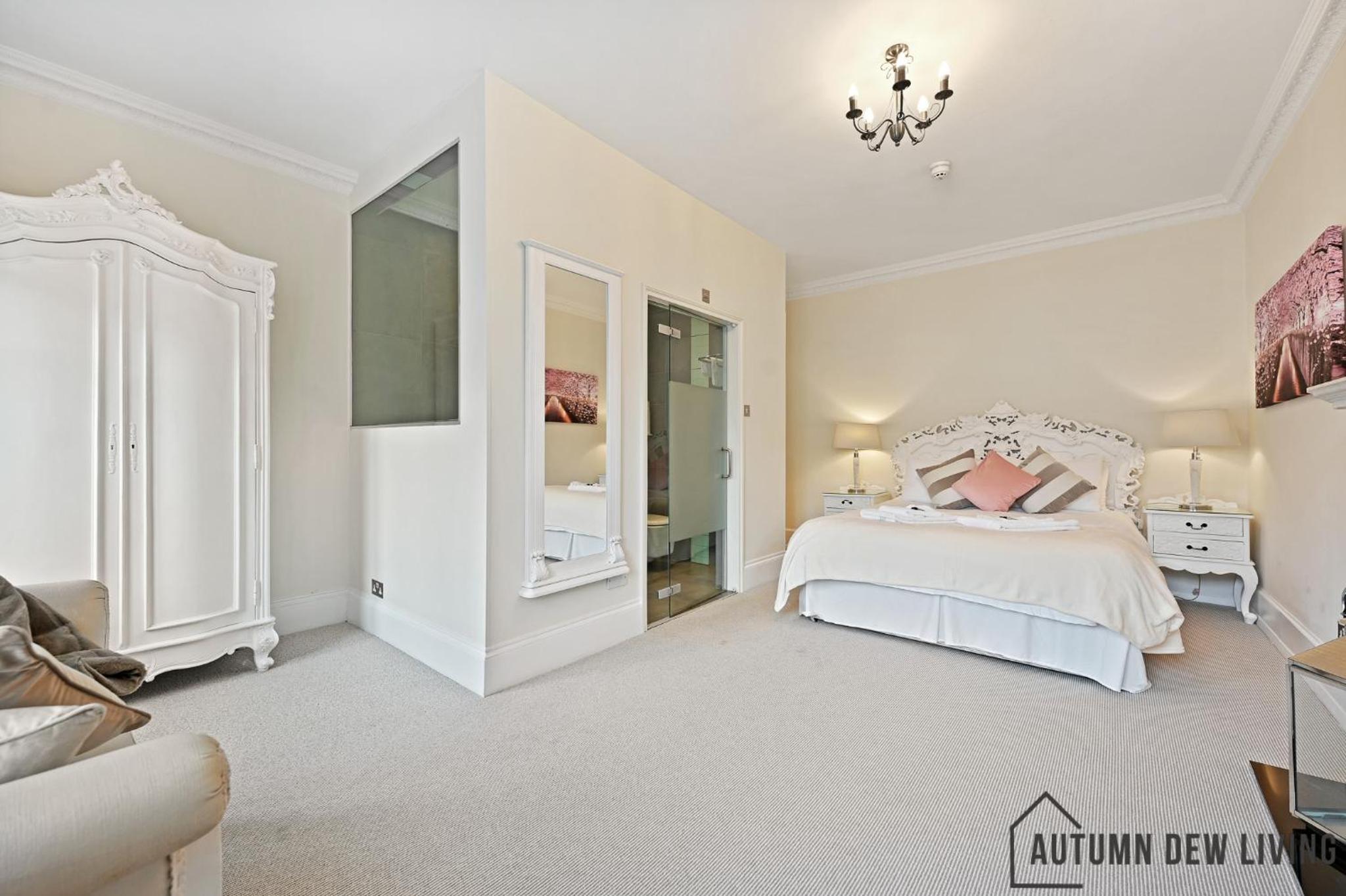 beautiful 2 king size beds 2 bath- sleeps 5 in Earls Court