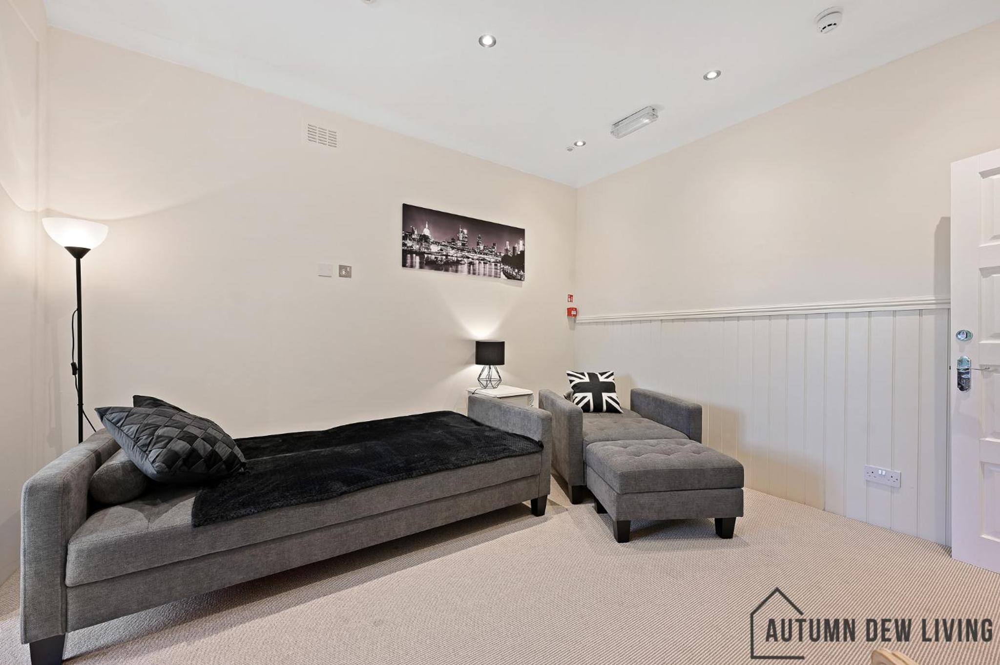beautiful 2 king size beds 2 bath- sleeps 5 in Earls Court