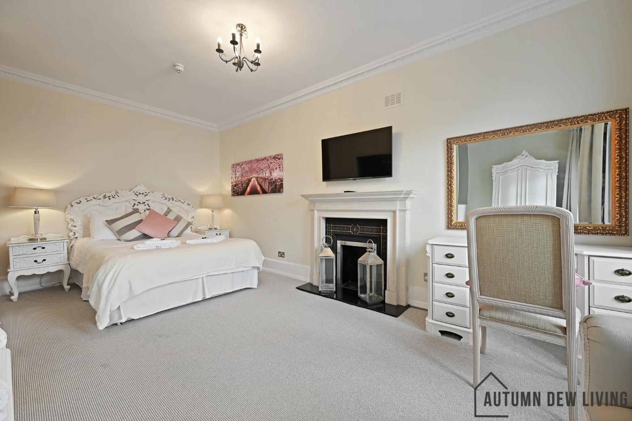 beautiful 2 king size beds 2 bath- sleeps 5 in Earls Court