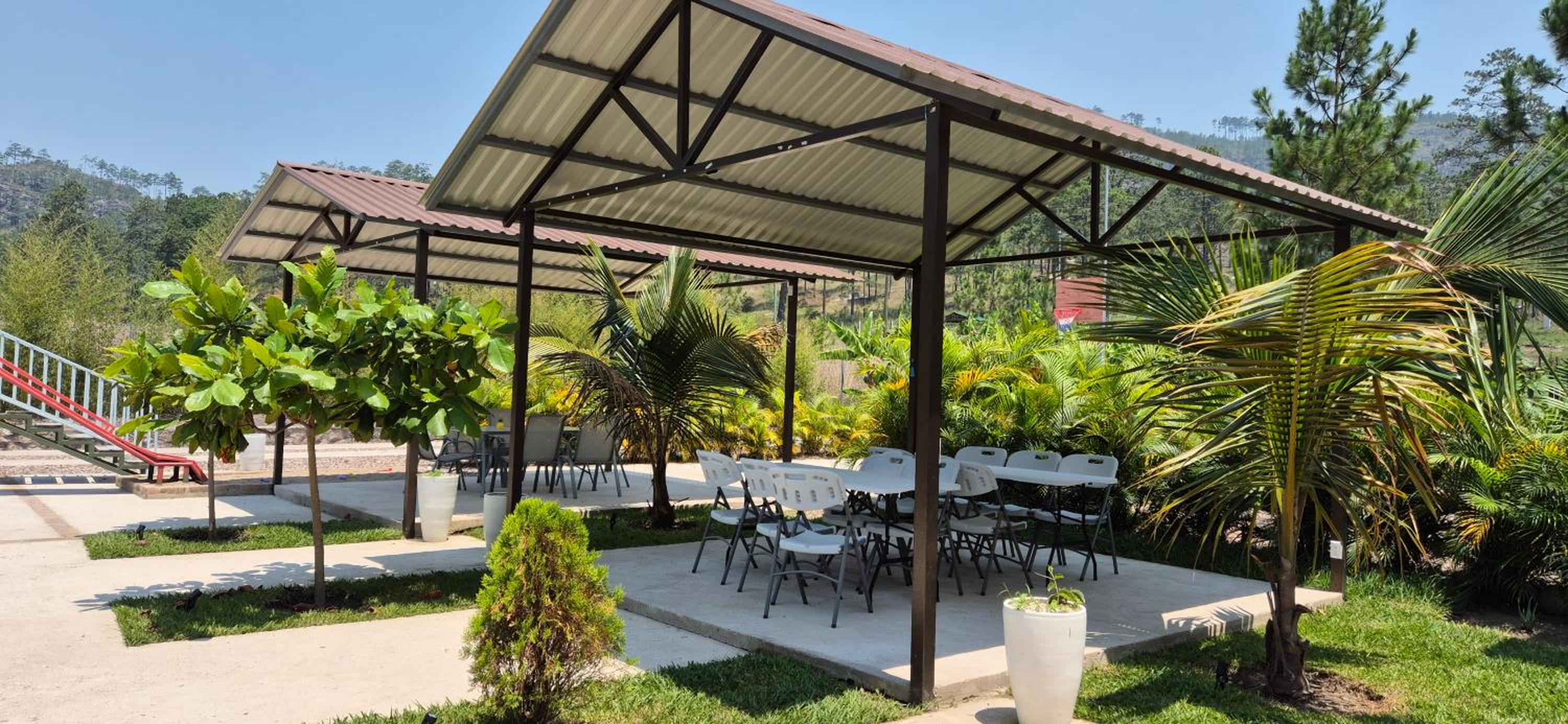 Tinyhouses and Tropical Gardens