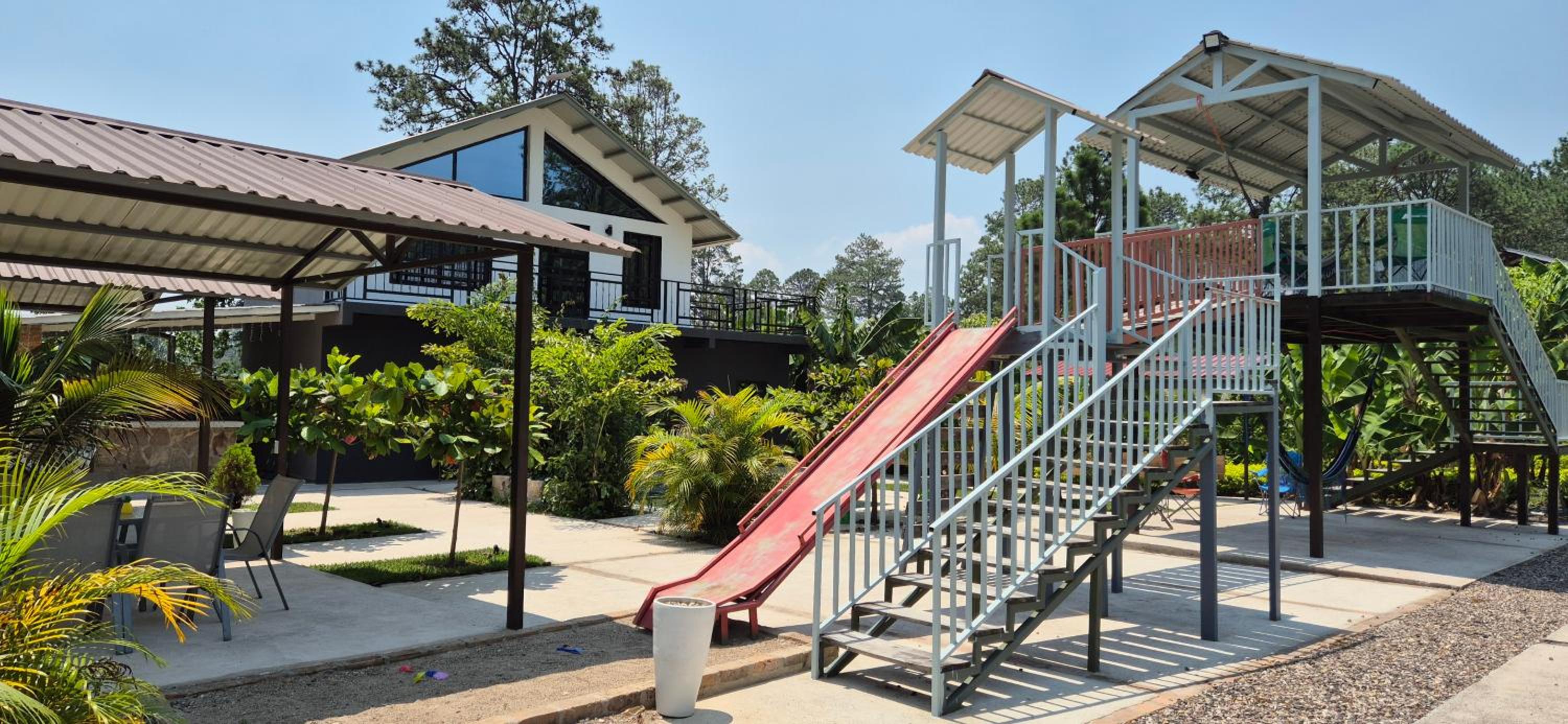Tinyhouses and Tropical Gardens