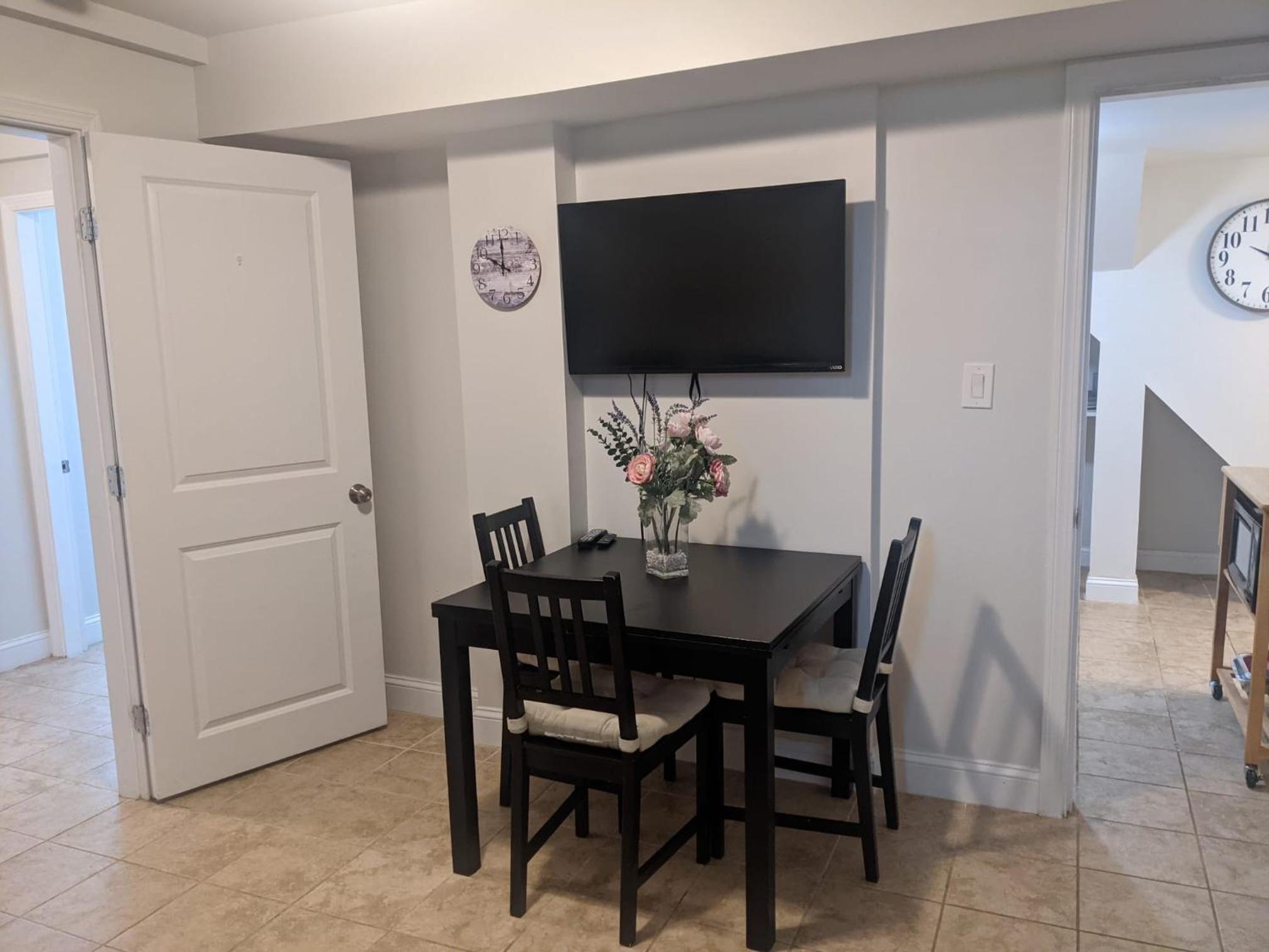 Boston Vacations - Brighton Apartment Sleeps 3 - Steps to Bus Line - Property Image 2