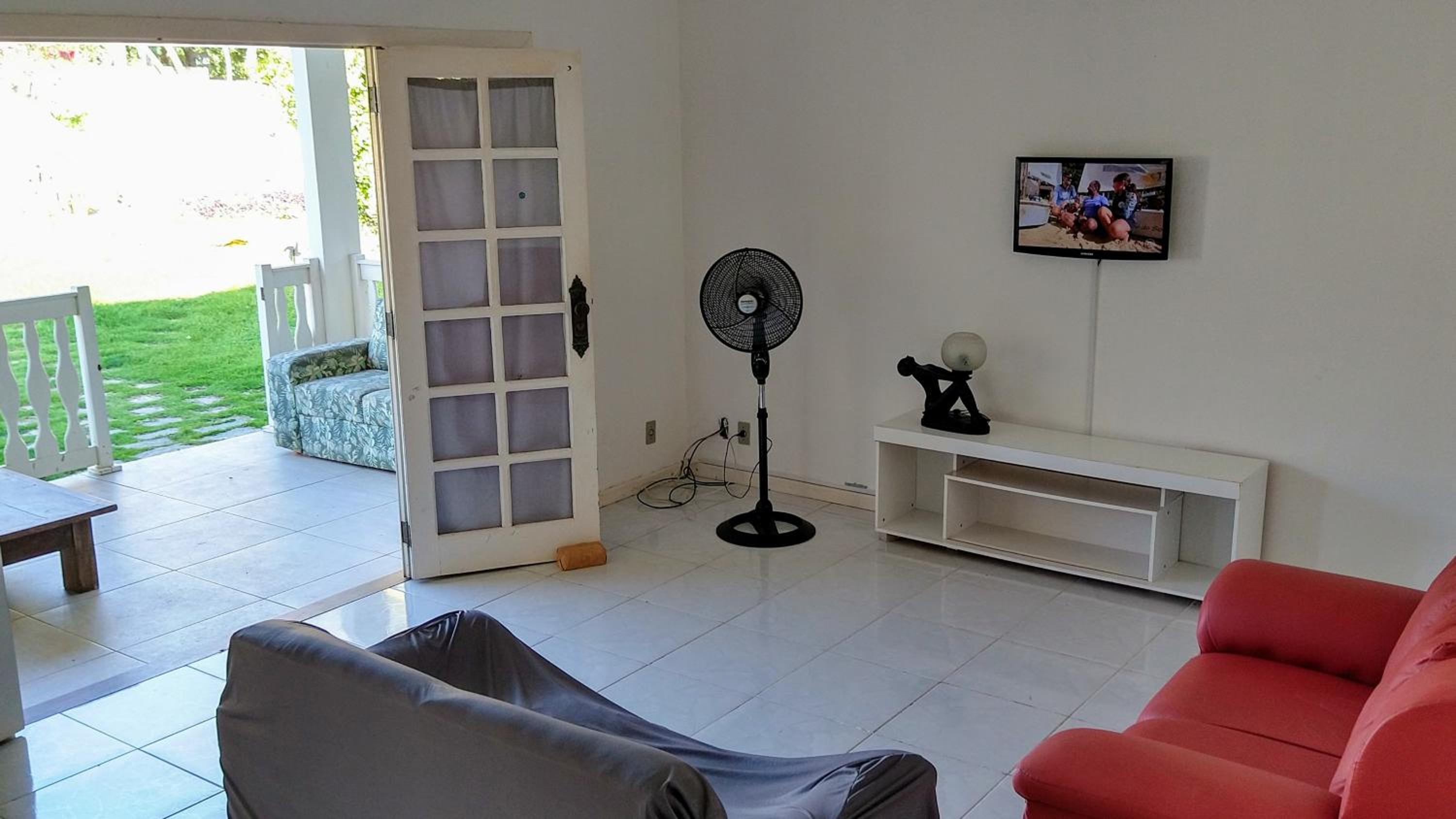 Excelente casa com 3 quartos com suíte e quintal enorme gramado a 600m da praia em Saquarema para até 8 pessoas