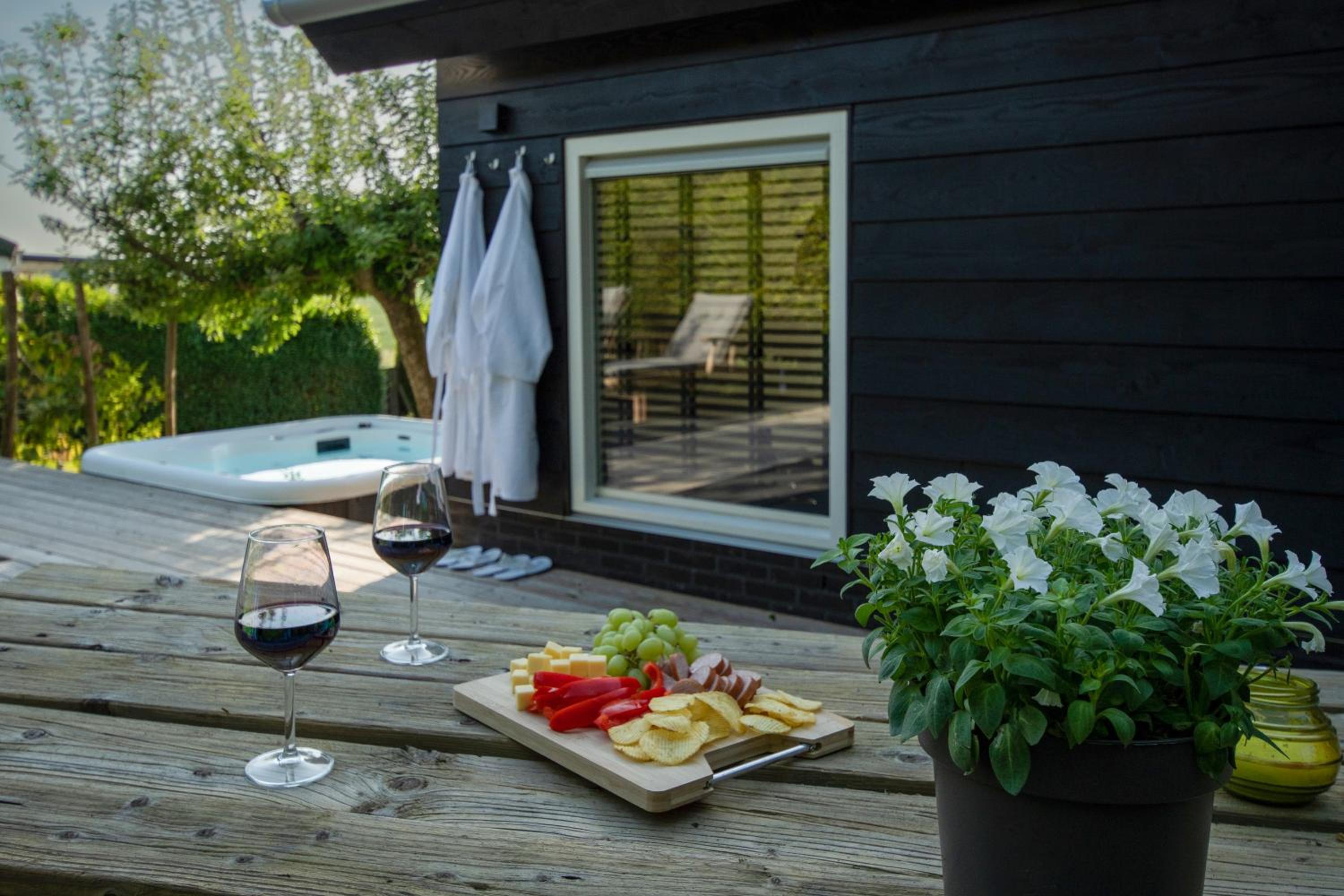 't Witte Huisje met Jacuzzi optioneel