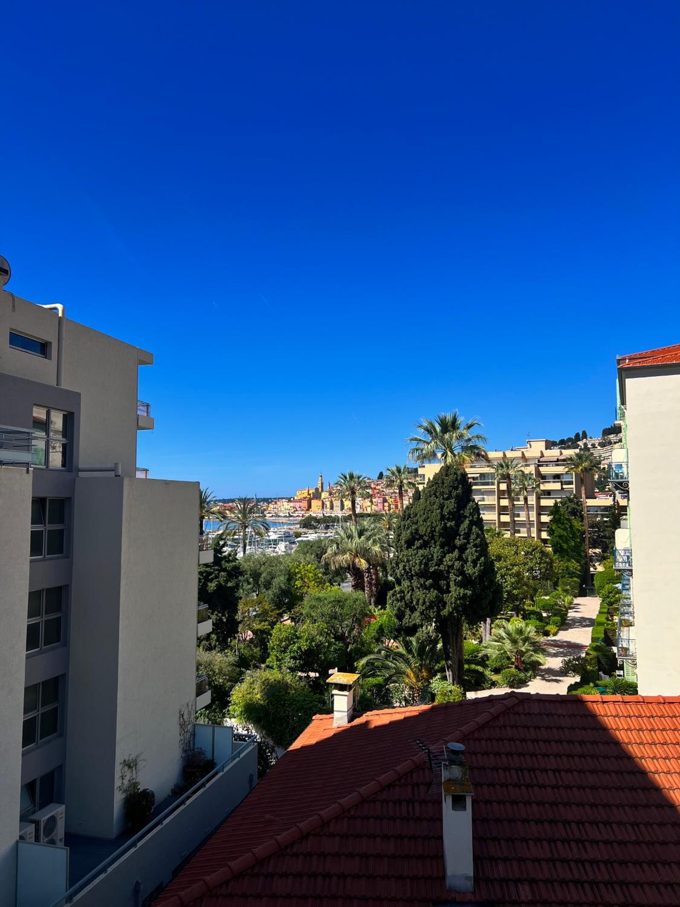 Studio Menton vue mer proche plage et gare