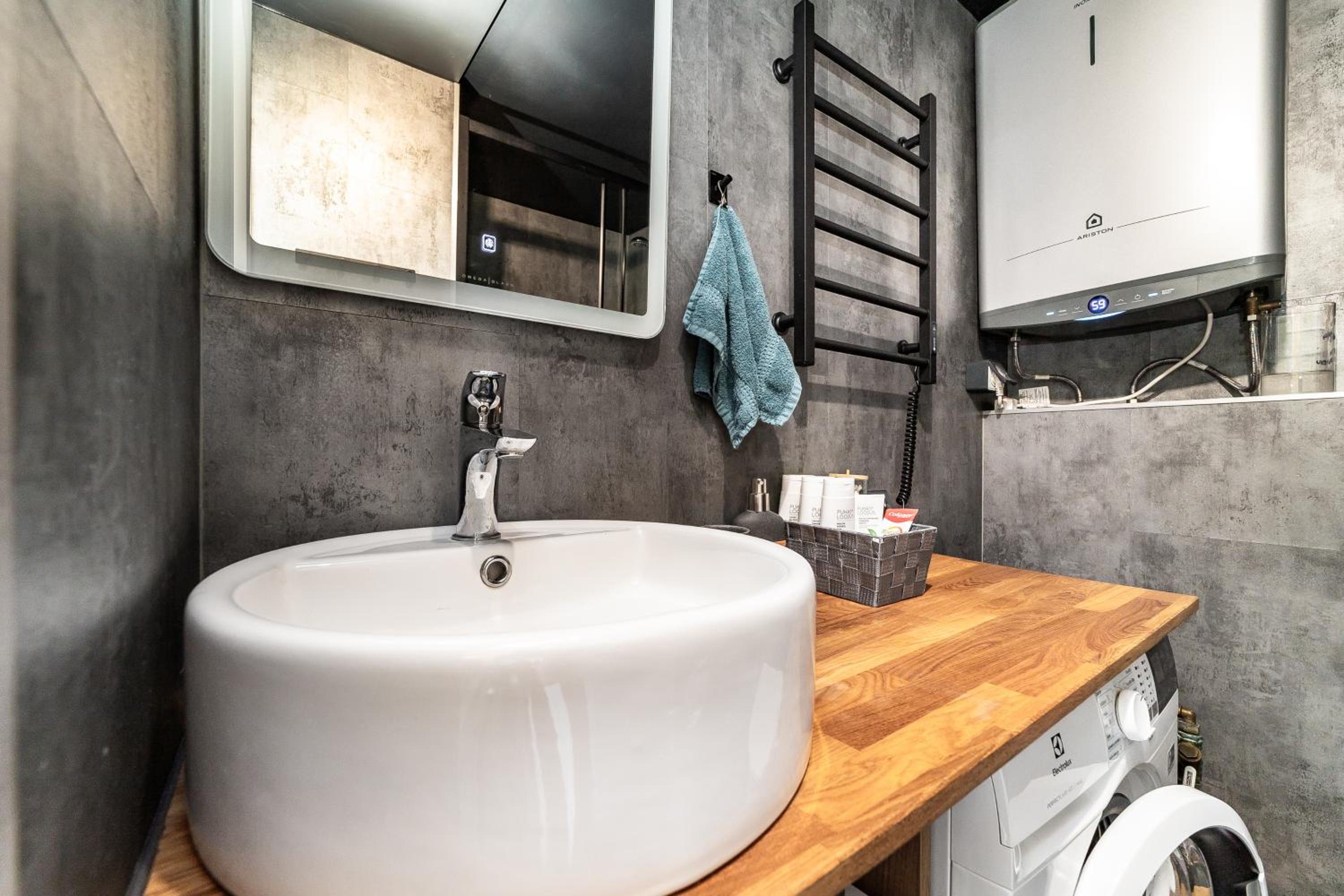 A tiny house with a garden and a hot tube view 2