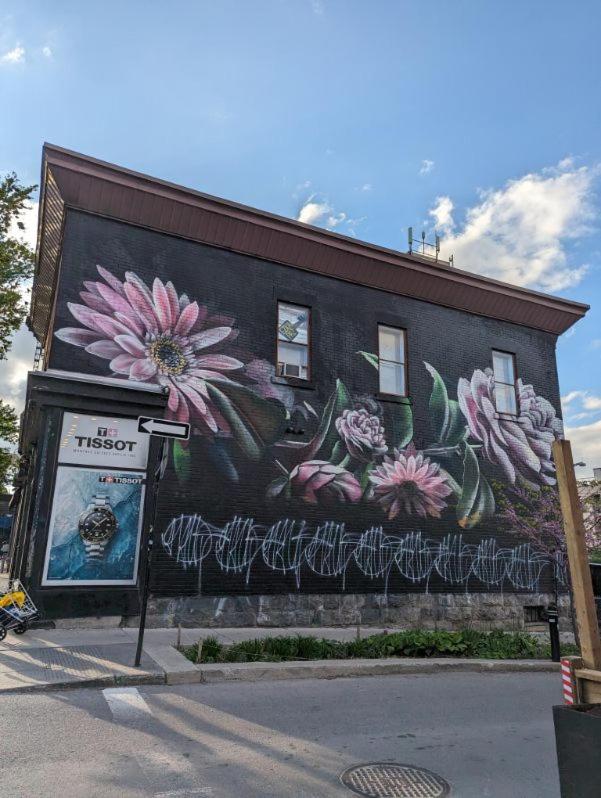 2 Bedrooms, 1 Sofa bed and 1,5 Bathrooms, Renovated Apartment in the Heart of Plateau Mont-Royal