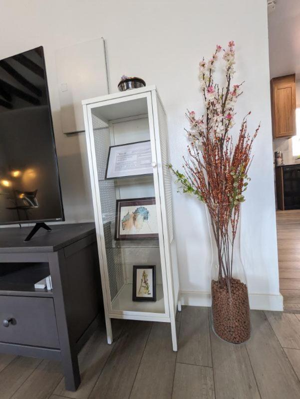 2 Bedrooms, 1 Sofa bed and 1,5 Bathrooms, Renovated Apartment in the Heart of Plateau Mont-Royal