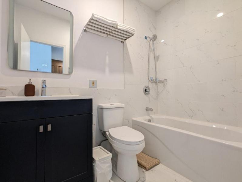 2 Bedrooms, 1 Sofa bed and 1,5 Bathrooms, Renovated Apartment in the Heart of Plateau Mont-Royal