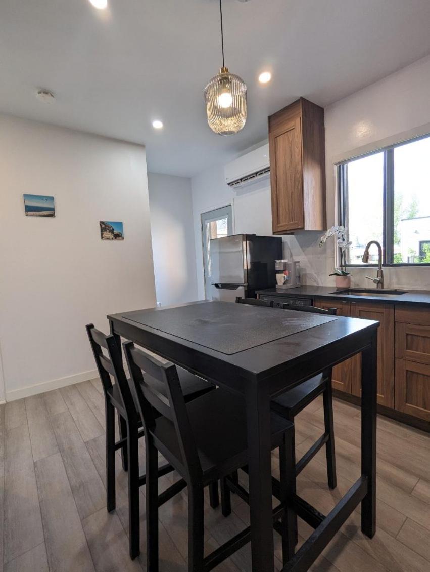 2 Bedrooms, 1 Sofa bed and 1,5 Bathrooms, Renovated Apartment in the Heart of Plateau Mont-Royal