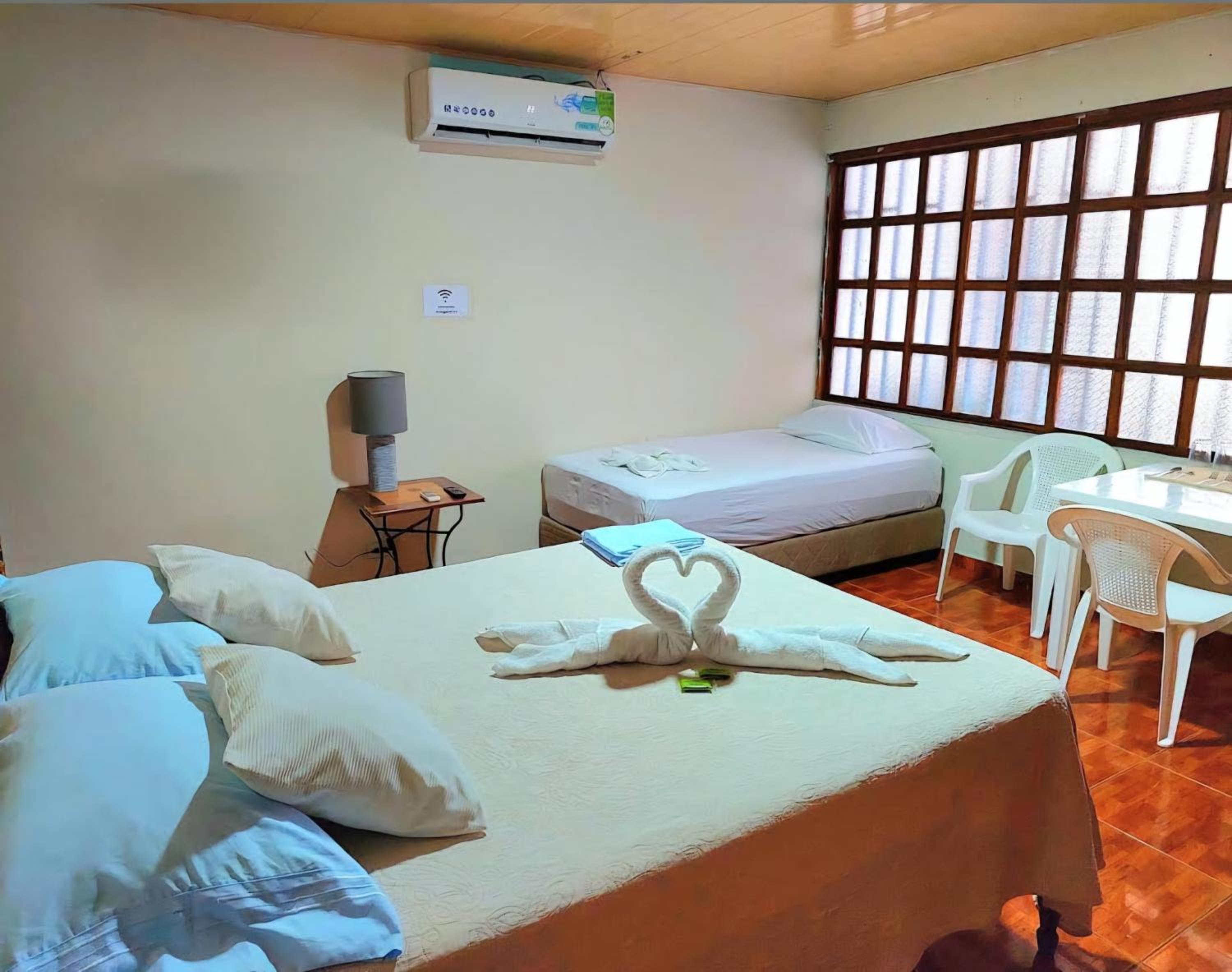 Hostel del Pacífico Habitación con baño privado y aire acondicionado