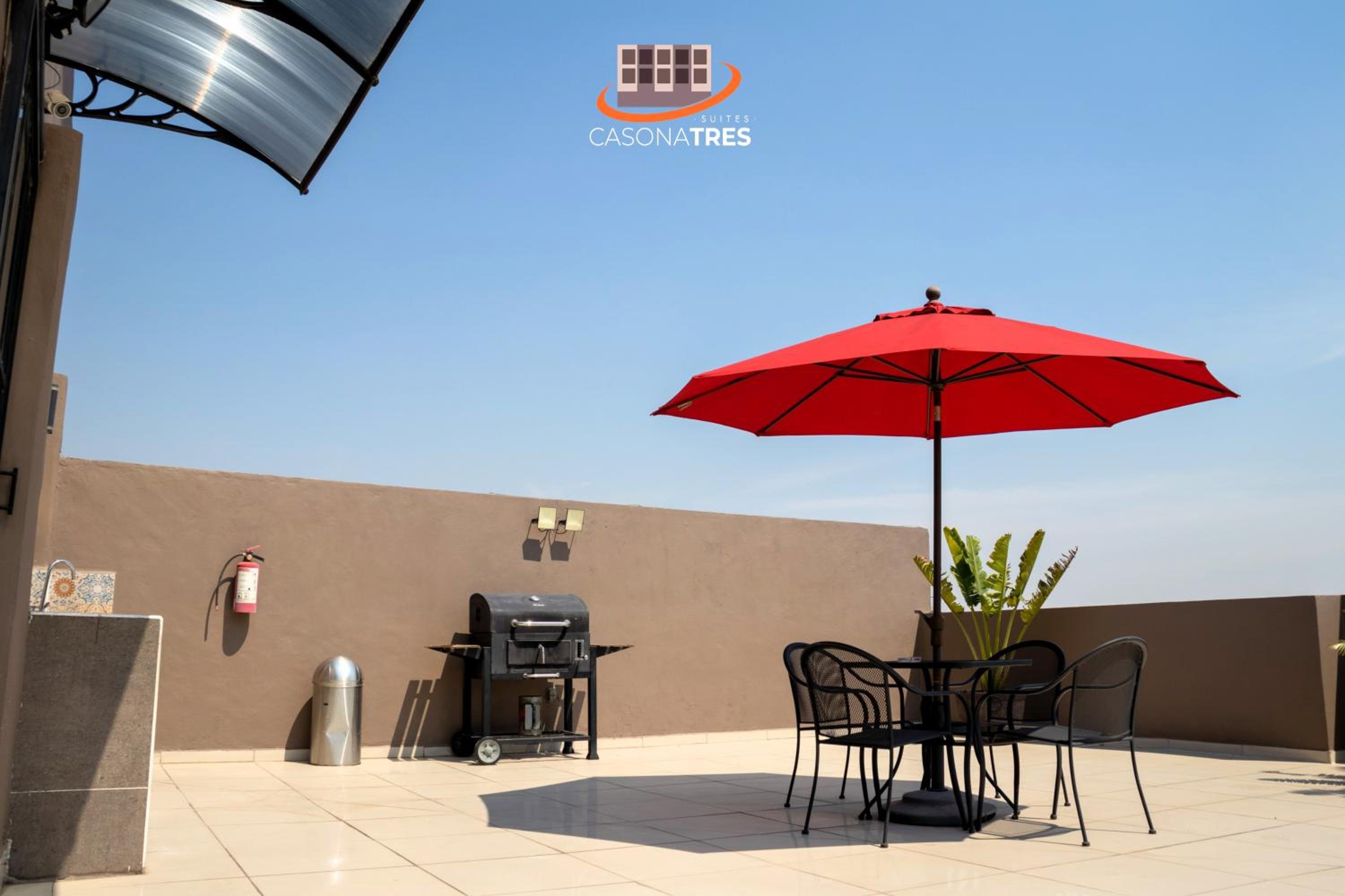S09 SUITE KING Premium Suite TEC CEM Cocineta WiFi Balcón Parking Terraza view 4