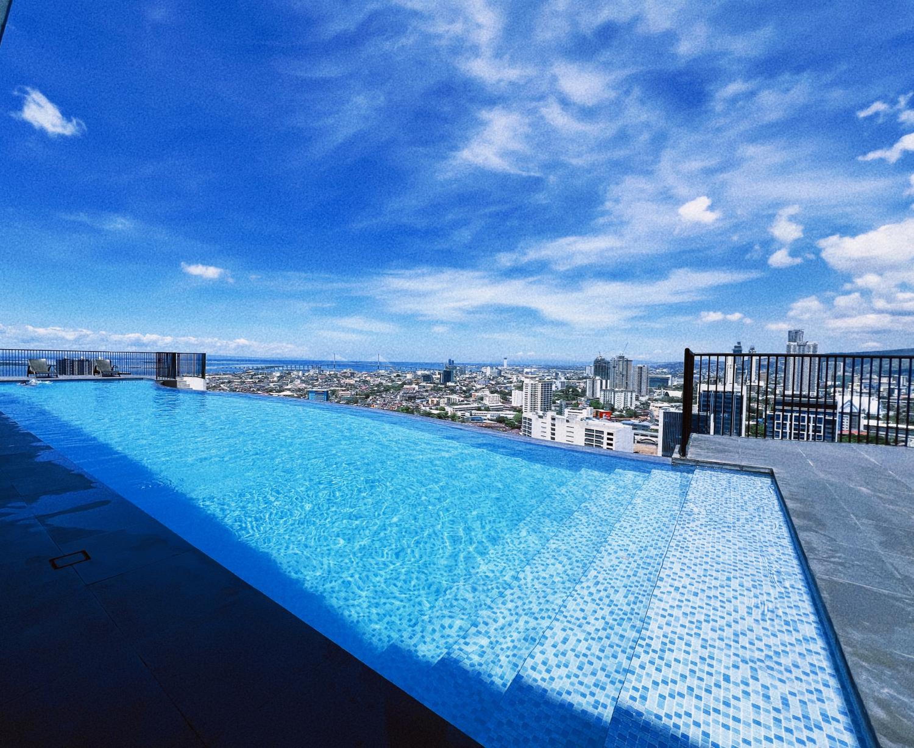 Hooga Home Calxy Residences Near Ayala Center Unit 10E view 4