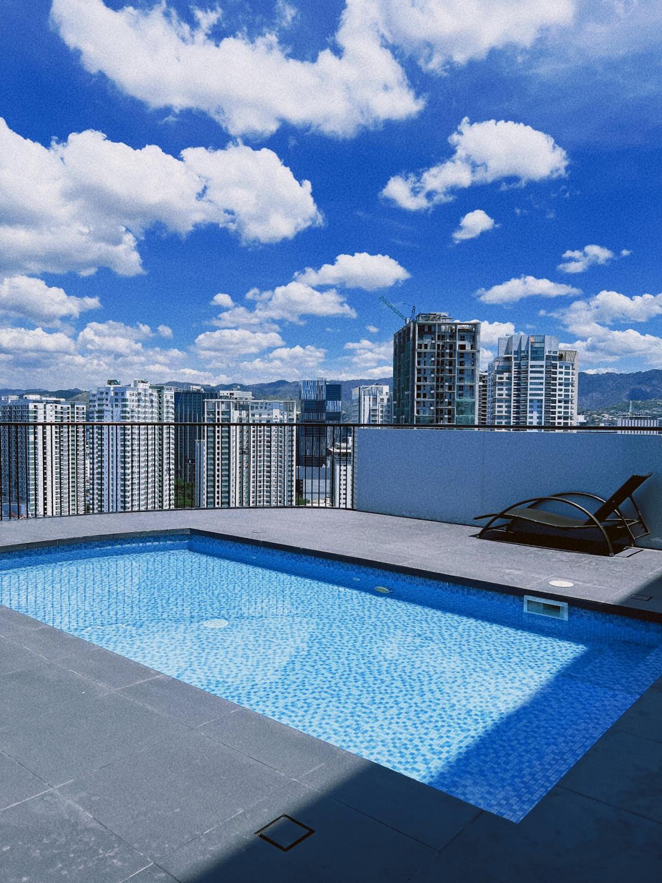 Hooga Home Calxy Residences Near Ayala Center Unit 10E view 3