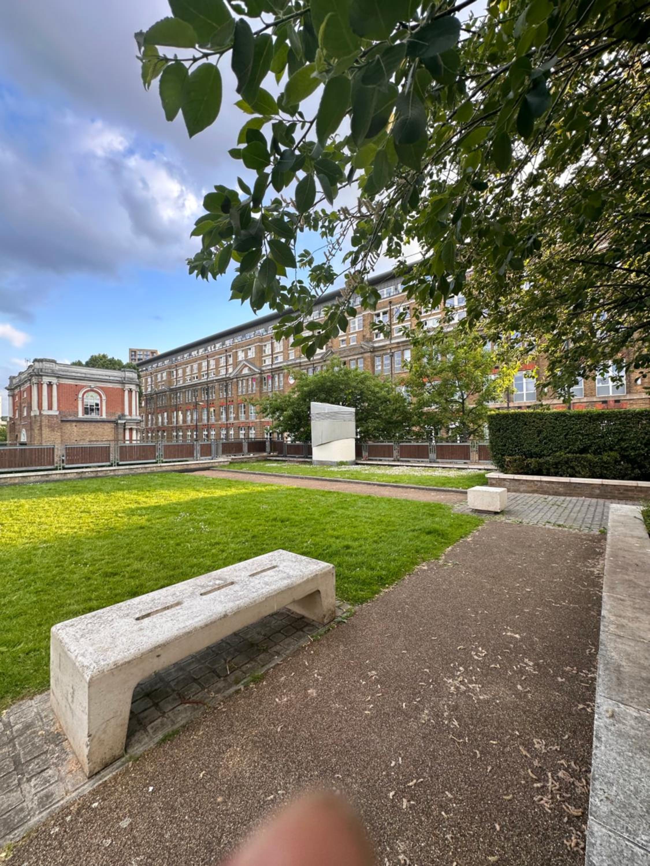 25 PERCENT OFF Monthly Stays 2Bed Serviced Apartment London Business & Family Guests Free WIFI & NETFLIX Sleeps 4! view 4