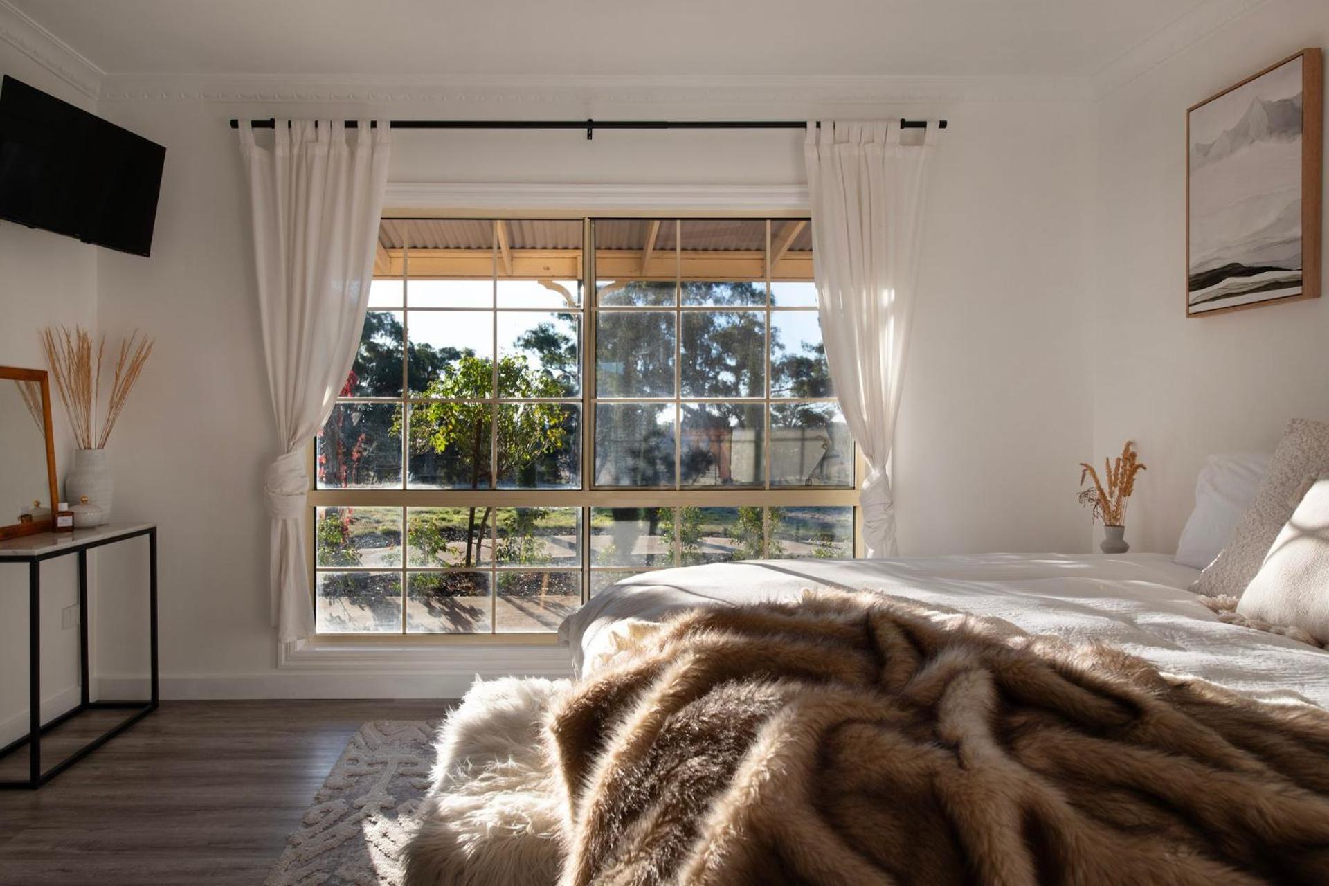 Sunset Retreat - 4 bedroom home with sunset views
