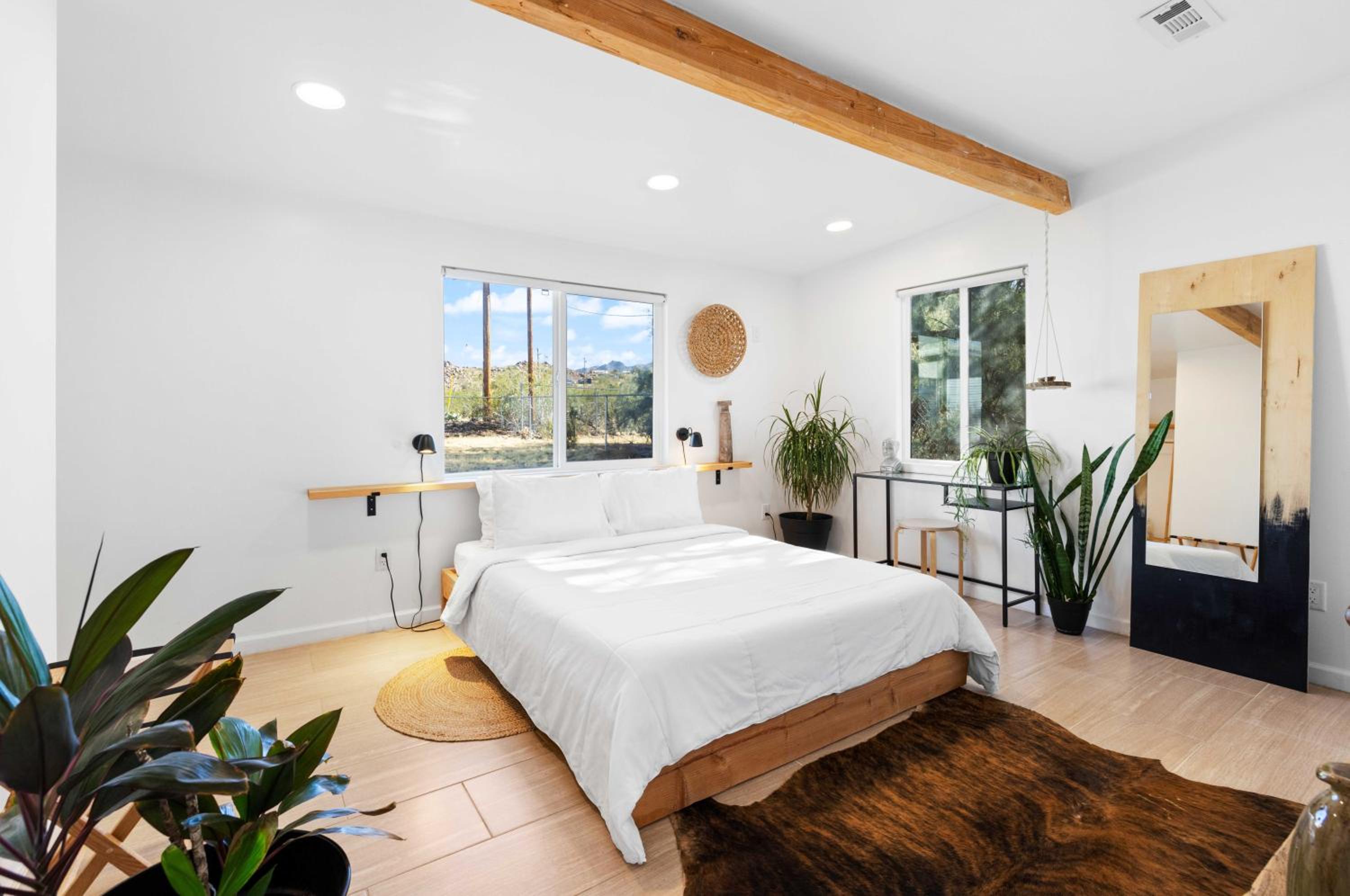 The Zen - Outdoor Shower, Gas Fireplace, Walkable to Shops & Restaurants view 4
